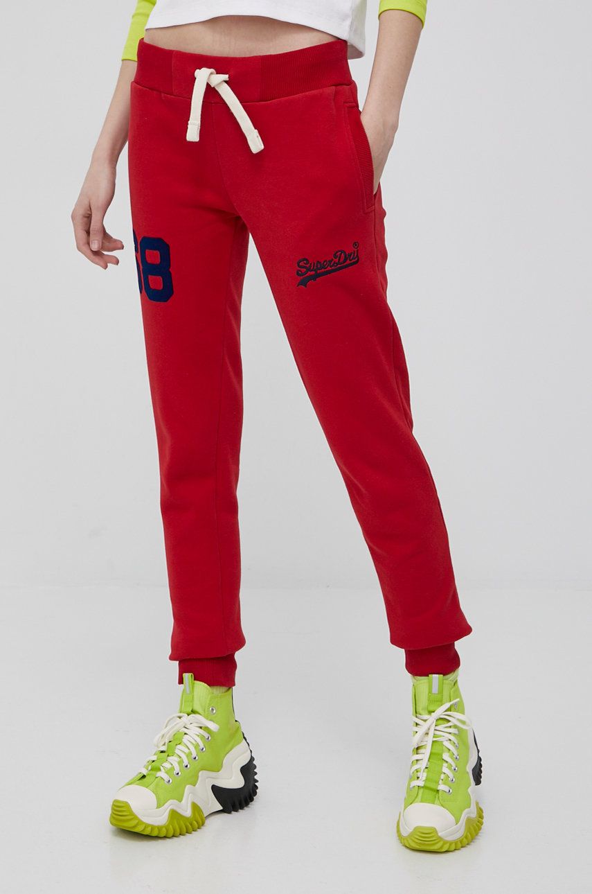 Superdry spodnie dresowe damskie kolor czerwony z aplikacją