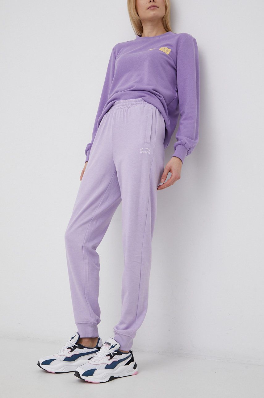 Vero Moda Spodnie damskie kolor fioletowy z nadrukiem