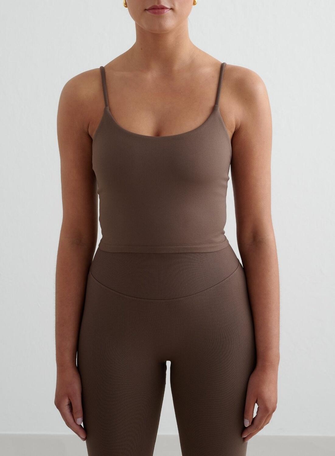 Damski top treningowy bezszwowy, modelujący, cienkie ramiączka Shape brązowy