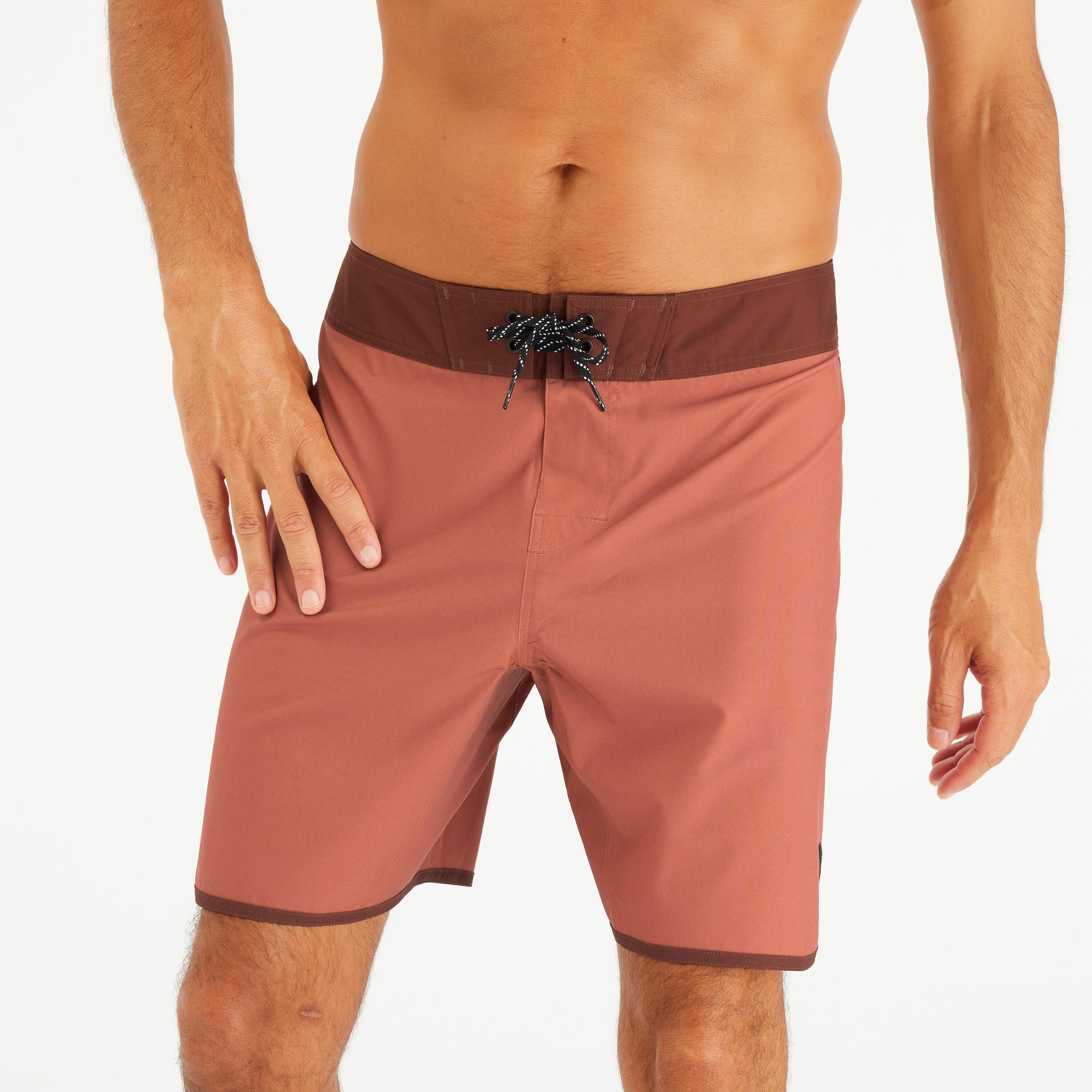 Spodenki surfingowe męskie Olaian 500 19 Arch Taow,Boardshort o długim kroju ogranicza podrażnienia na udach. Tkanina stretch ułatwia poruszanie się podczas surfowania. Pasek zapewnia ich podtrzymanie. Boczna kieszeń na suwak. Płaski pasek zapewnia stabil