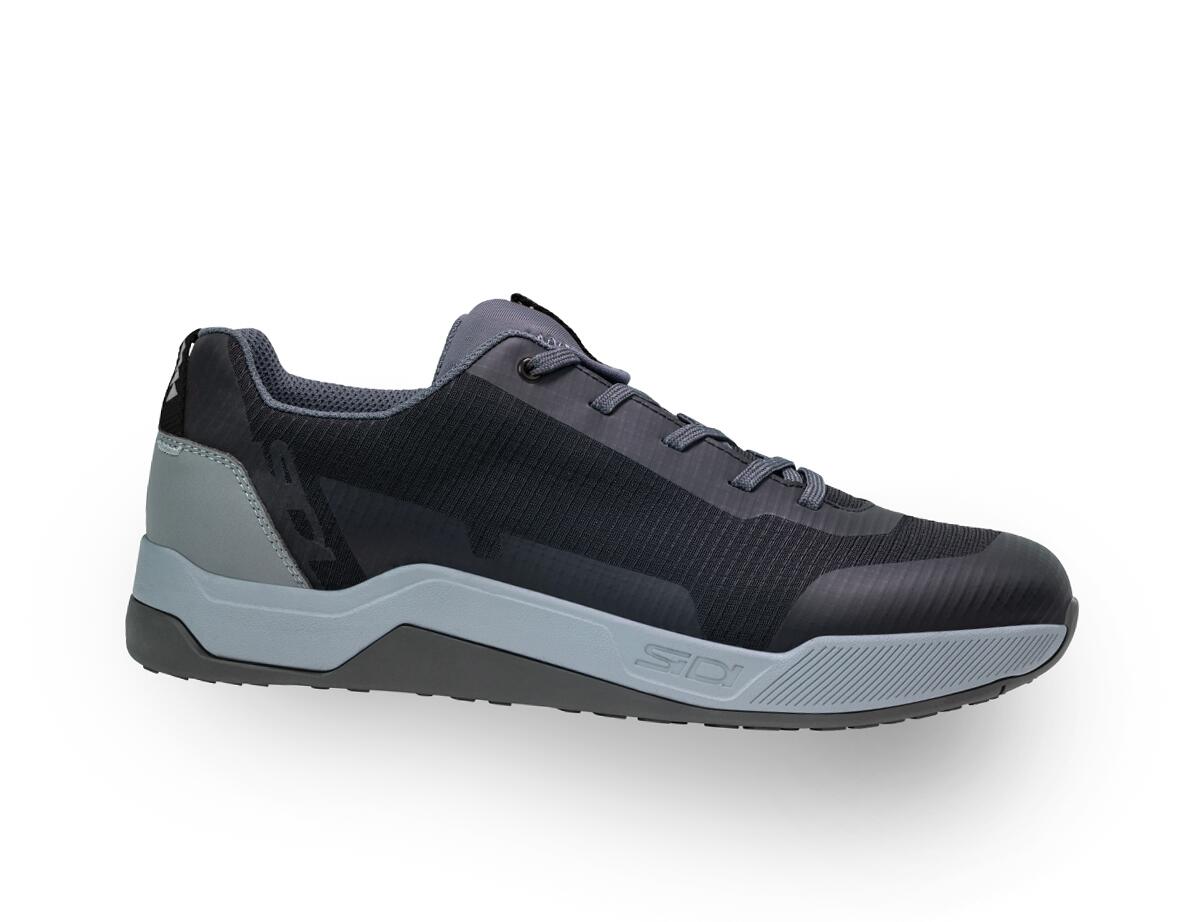 Czarne buty MOTUS