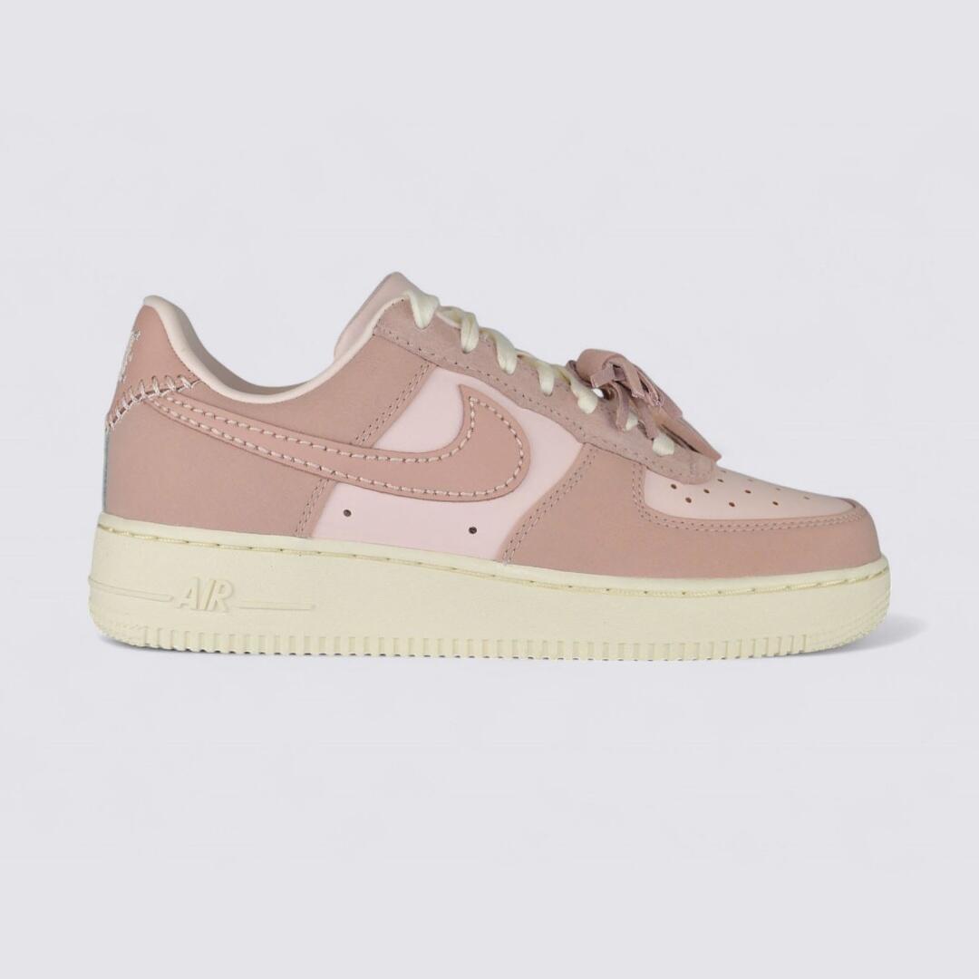 Buty lifestyle damskie Nike Air Force 1 '07 IB4654-661
