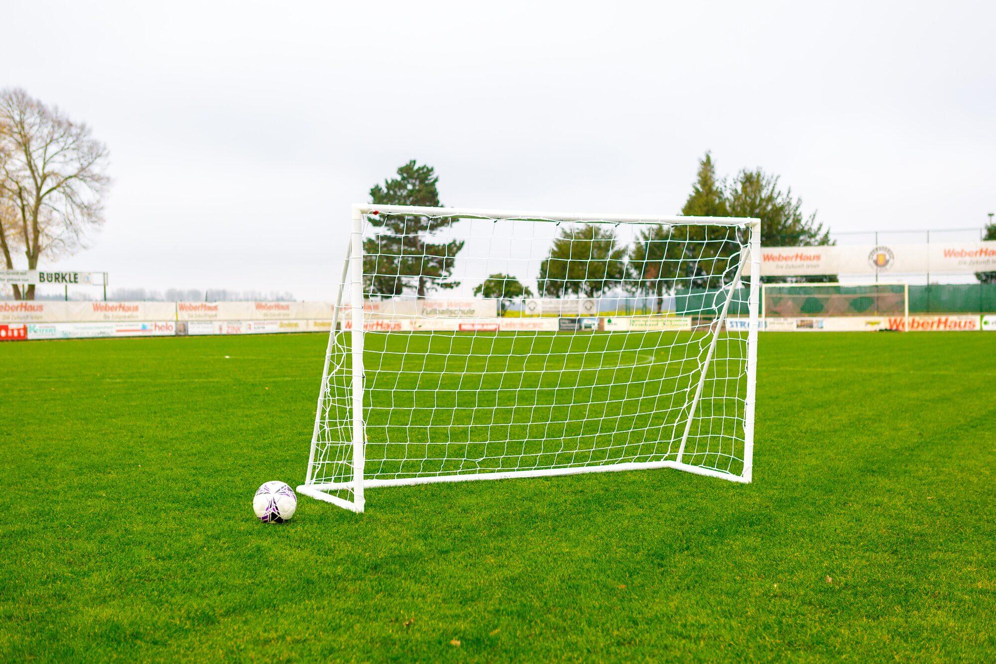 Bramka do piłki nożnej - 2,4 x 1,5 m - PVC - Biały