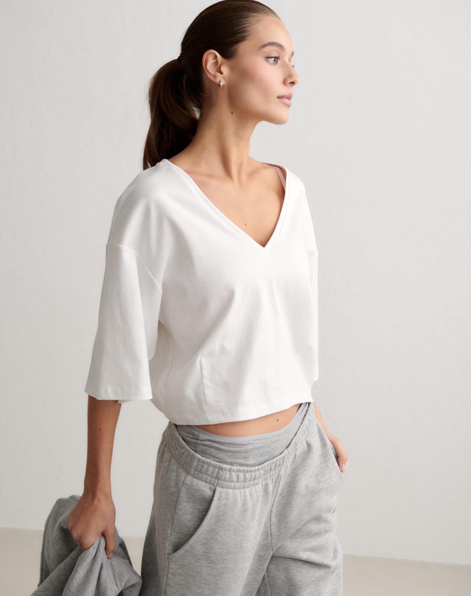 Damski T-shirt luźny, dekolt V, lekko skrócony, z bio bawełny Elevated biały