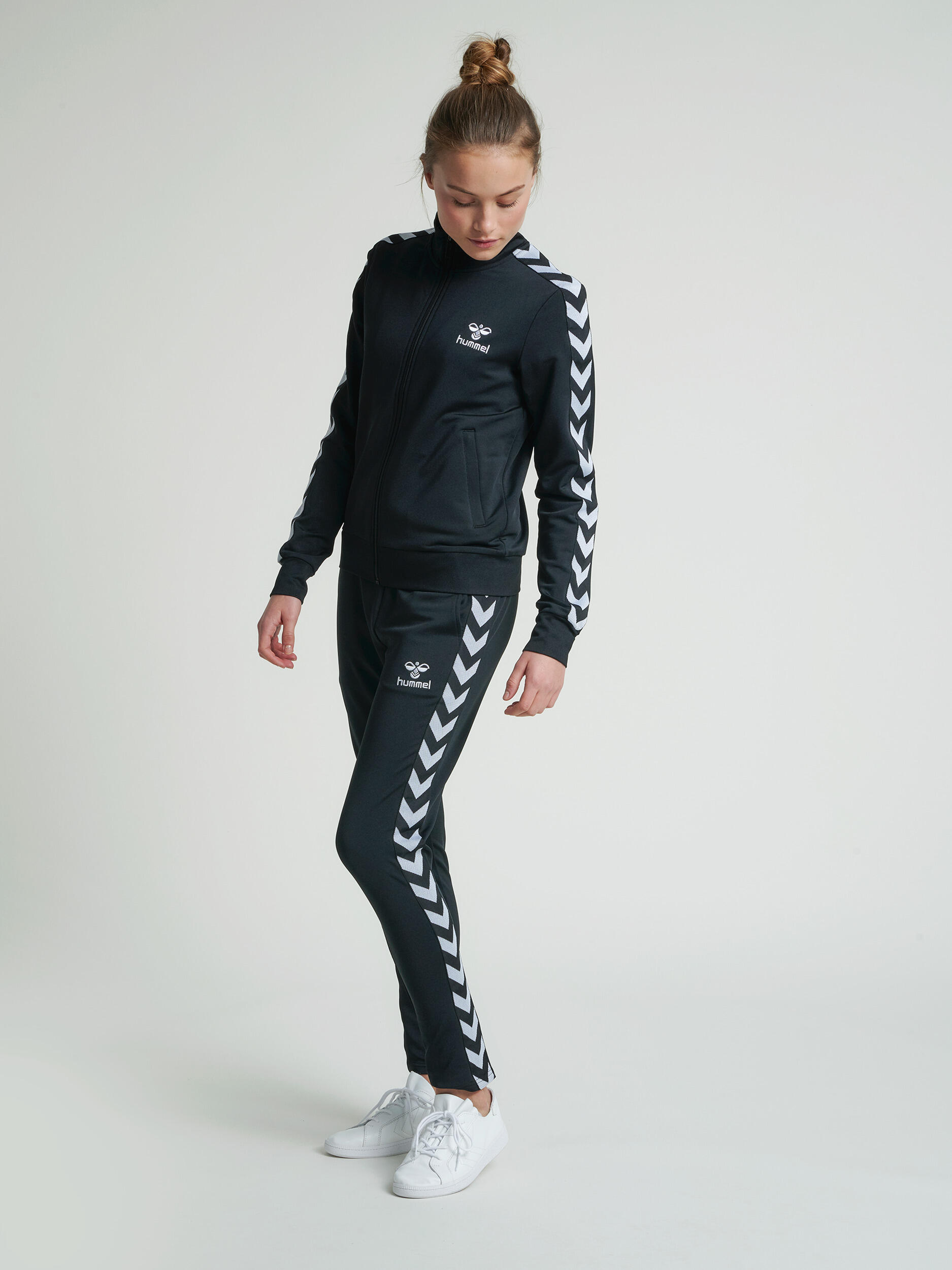 HUMMEL czarna bluza damska sportowa rozpinana hmlNELLY 2.0 ZIP