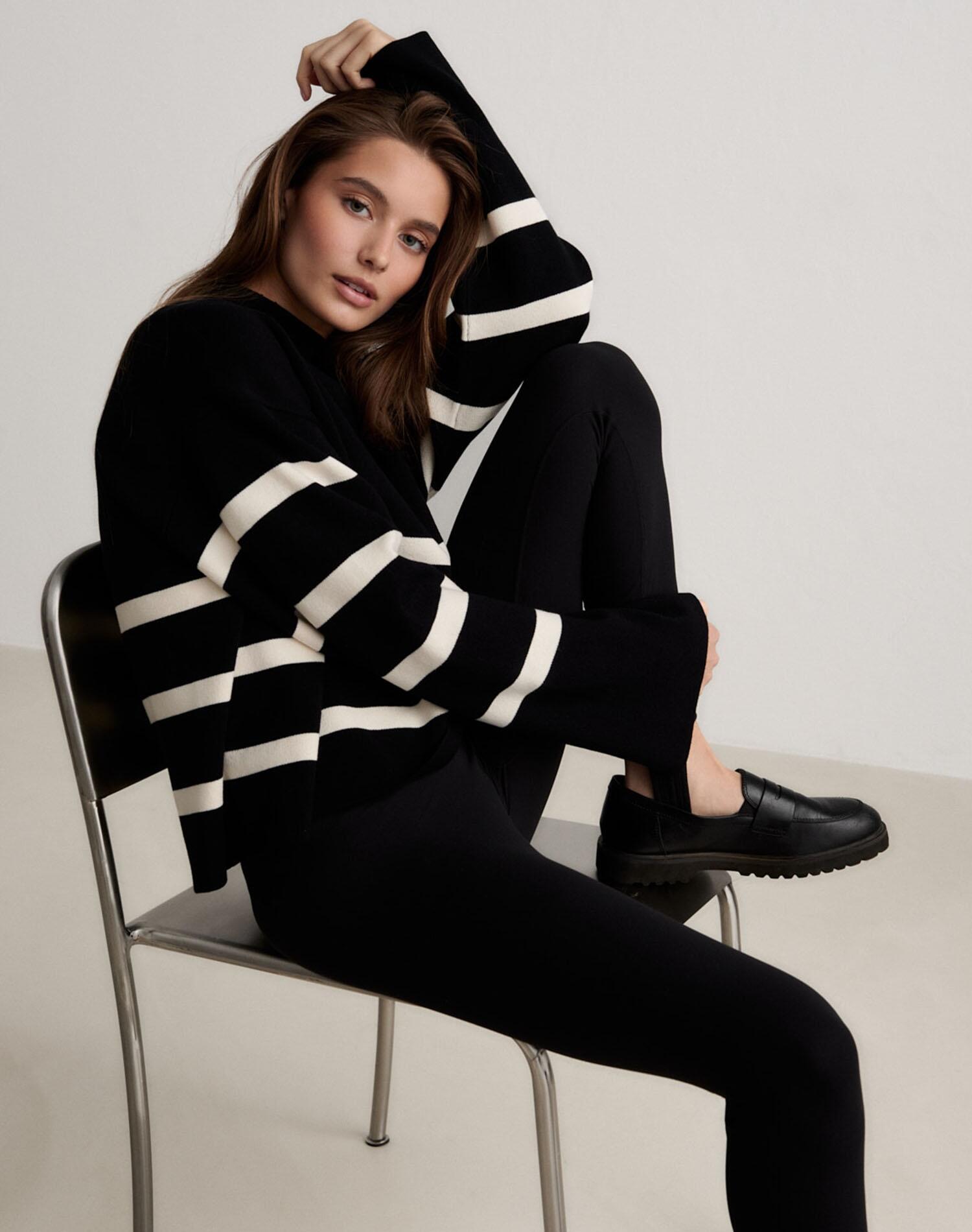 Damski sweter z długim rękawem, regularny krój Perfect Knit czarny w paski