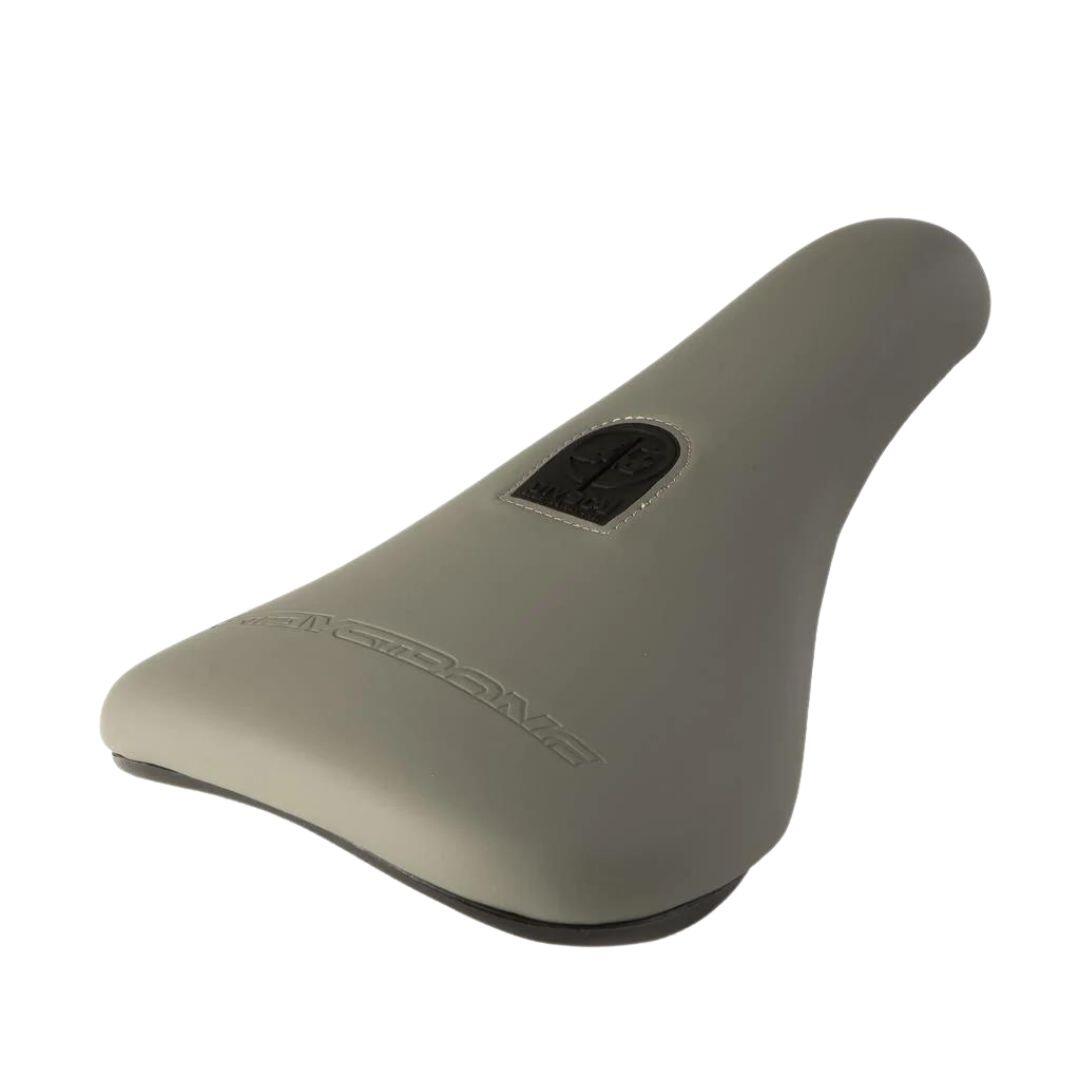 Saddle slim Stay Strong Cut Off Pivotal