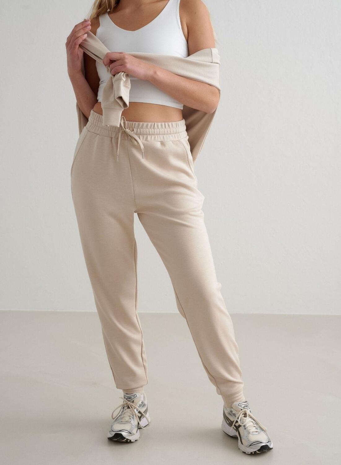 Damskie spodnie dresowe regular fit, ściągacze Comfy Modal beżowe