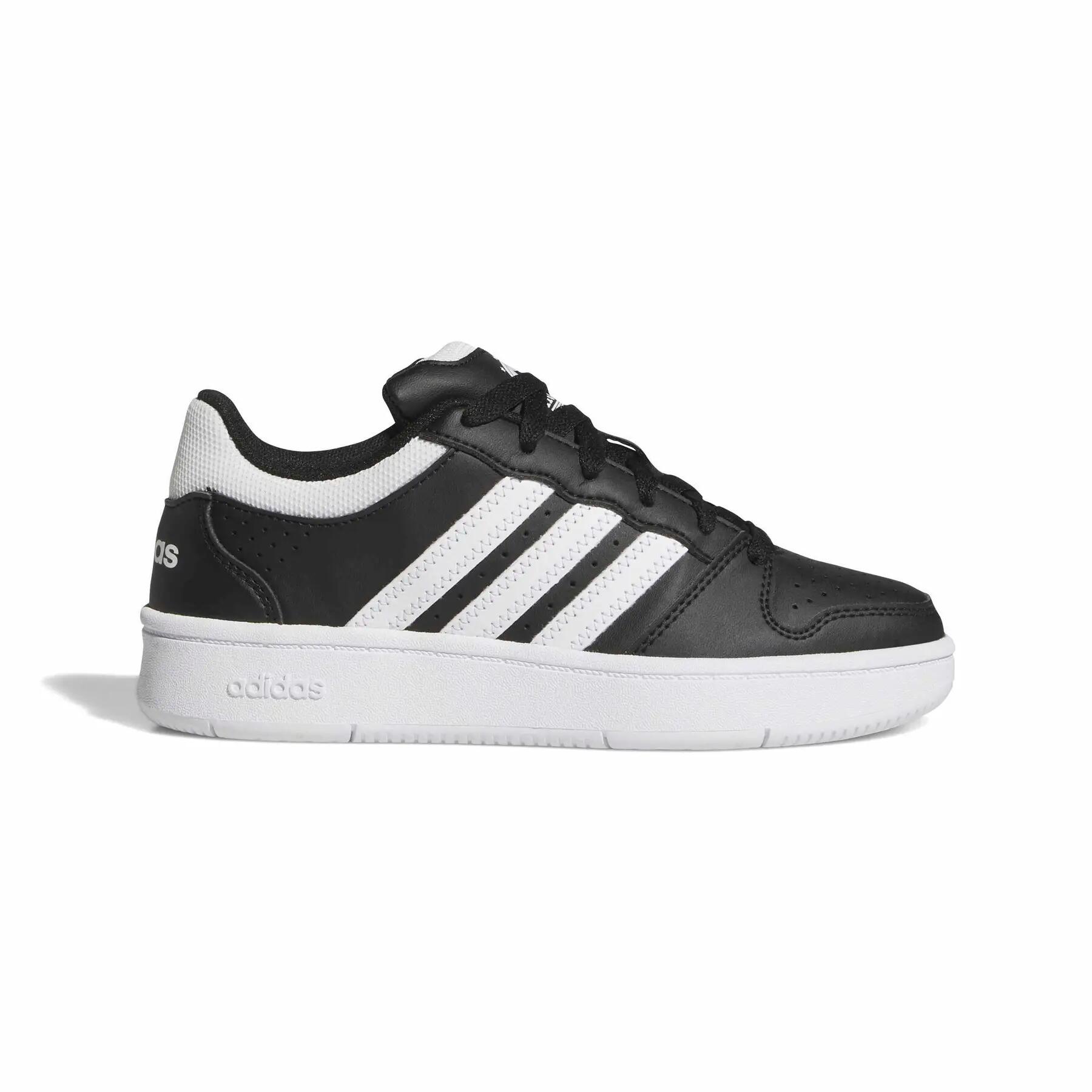 Białe buty dziecięce z logo adidas Hoops Classic