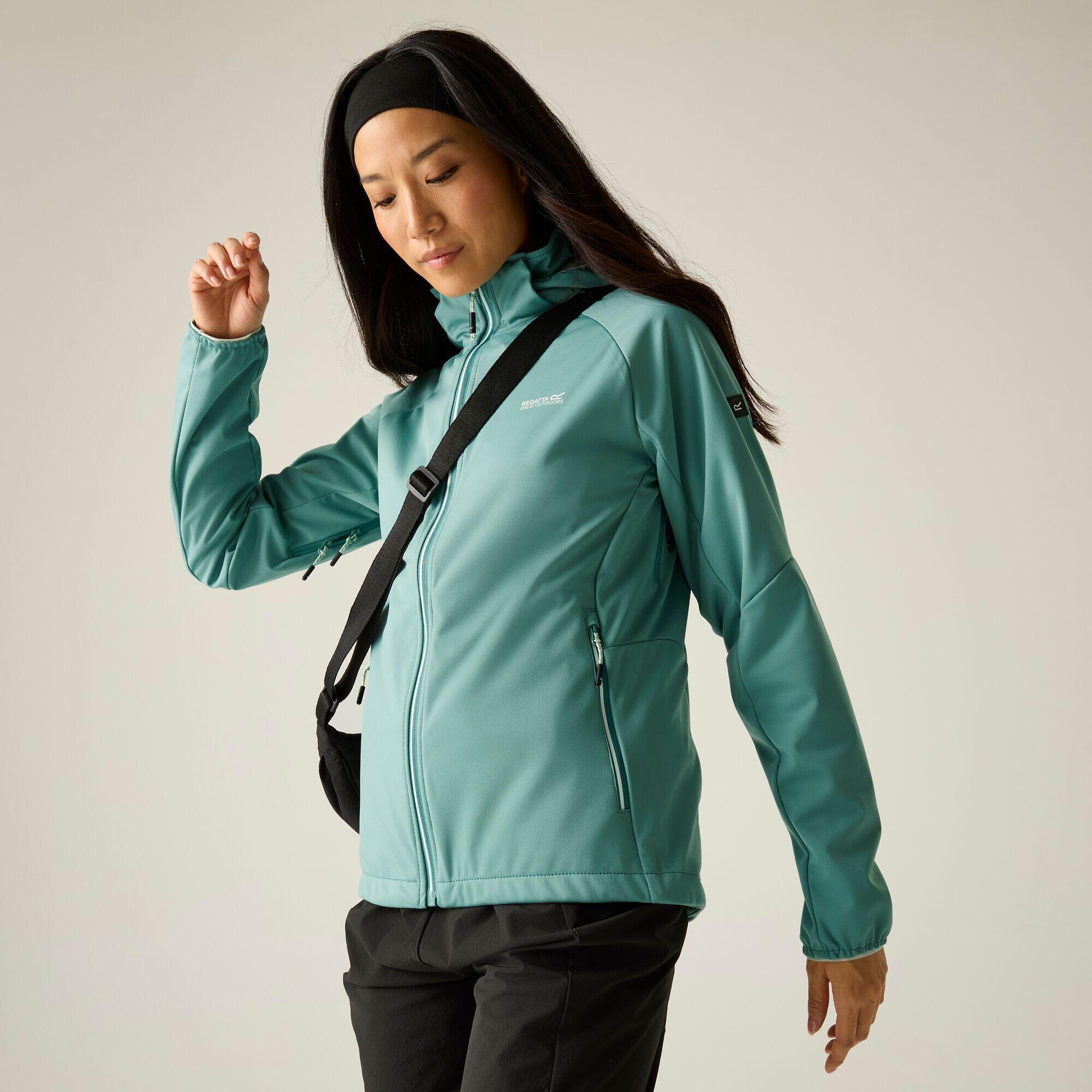 Damska wiatroodporna kurtka typu softshell z kapturem Bourda
