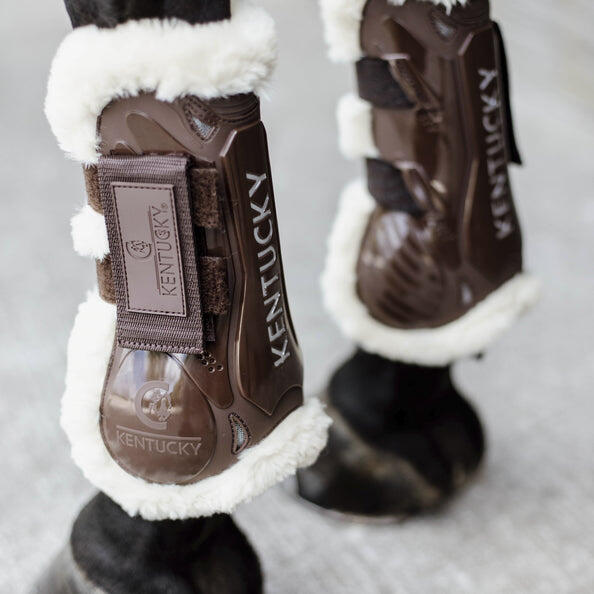 Otwarte buty z przodu z rzepem z wegańskiej skóry owczej Kentucky
