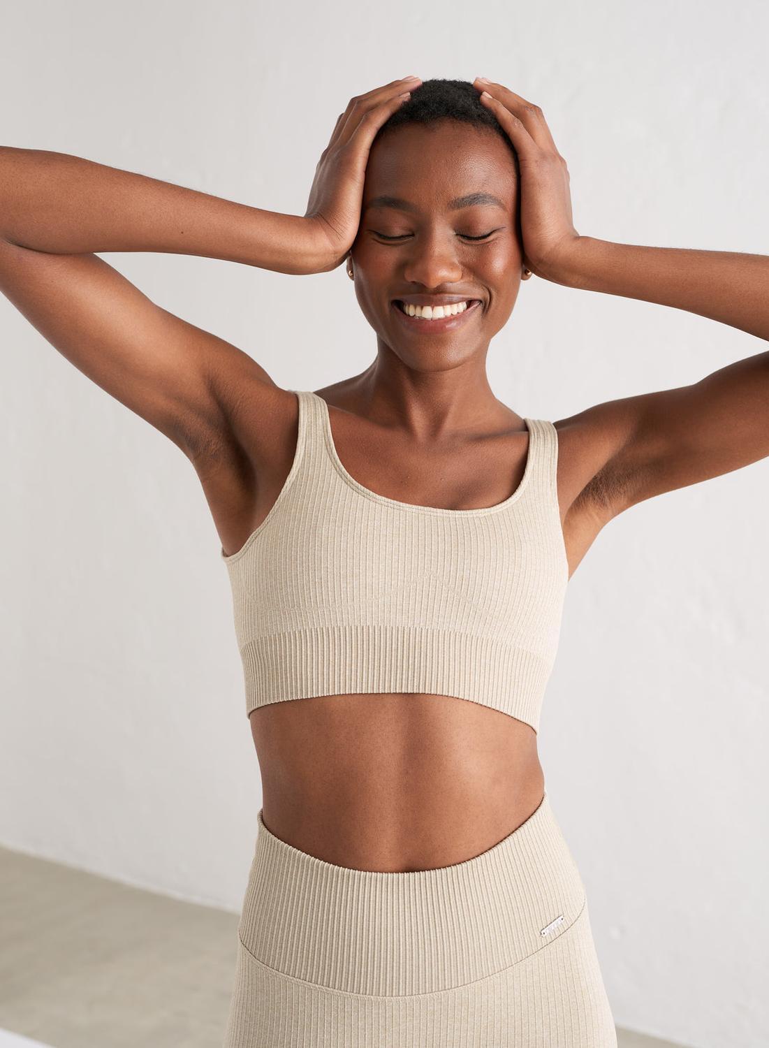 Damski biustonosz sportowy prążkowany, średnie wsparcie Ribbed Seamless beżowy