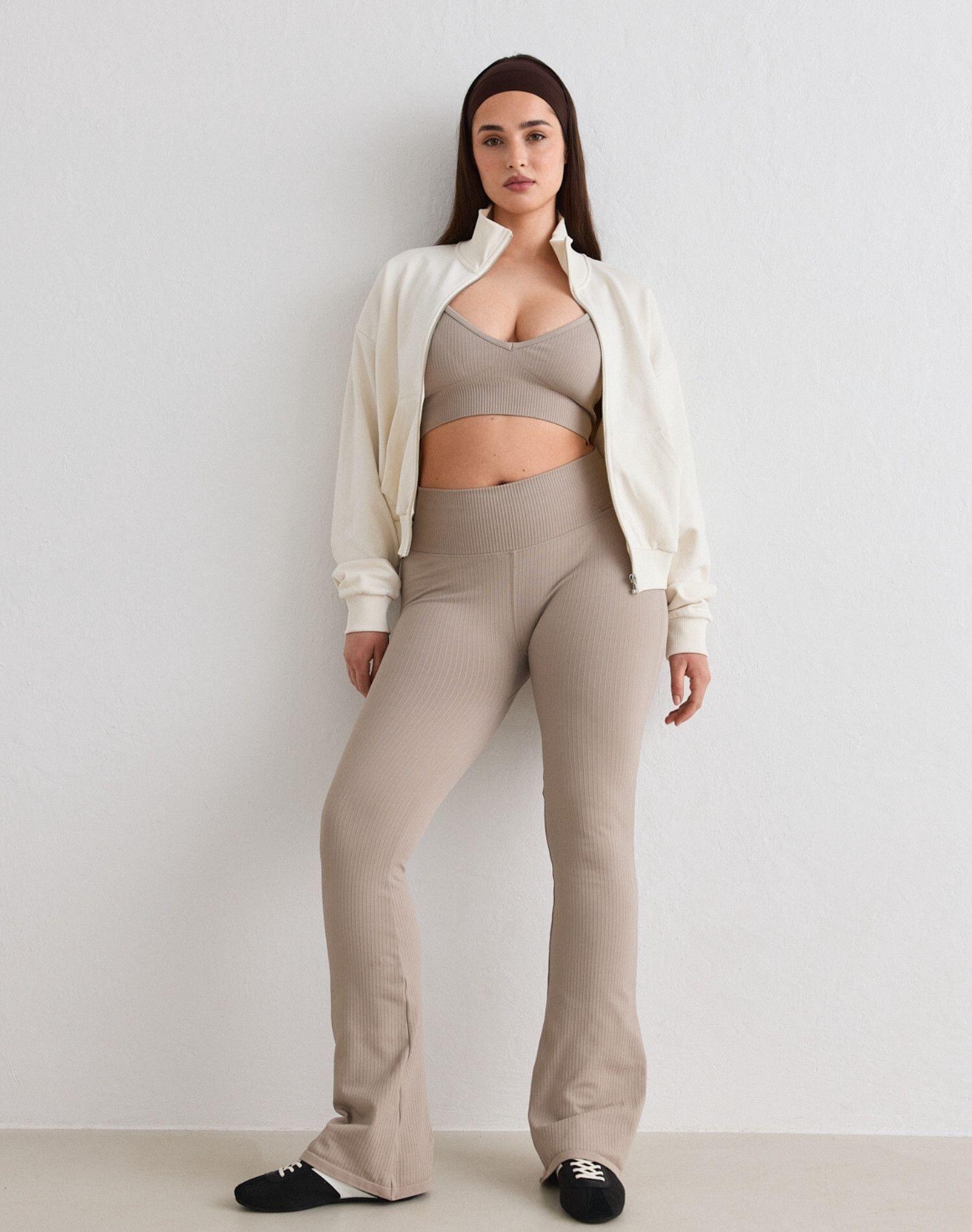 Damskie legginsy bezszwowe, prążkowane, squat proof, dzwony, skrócone ciemny beż