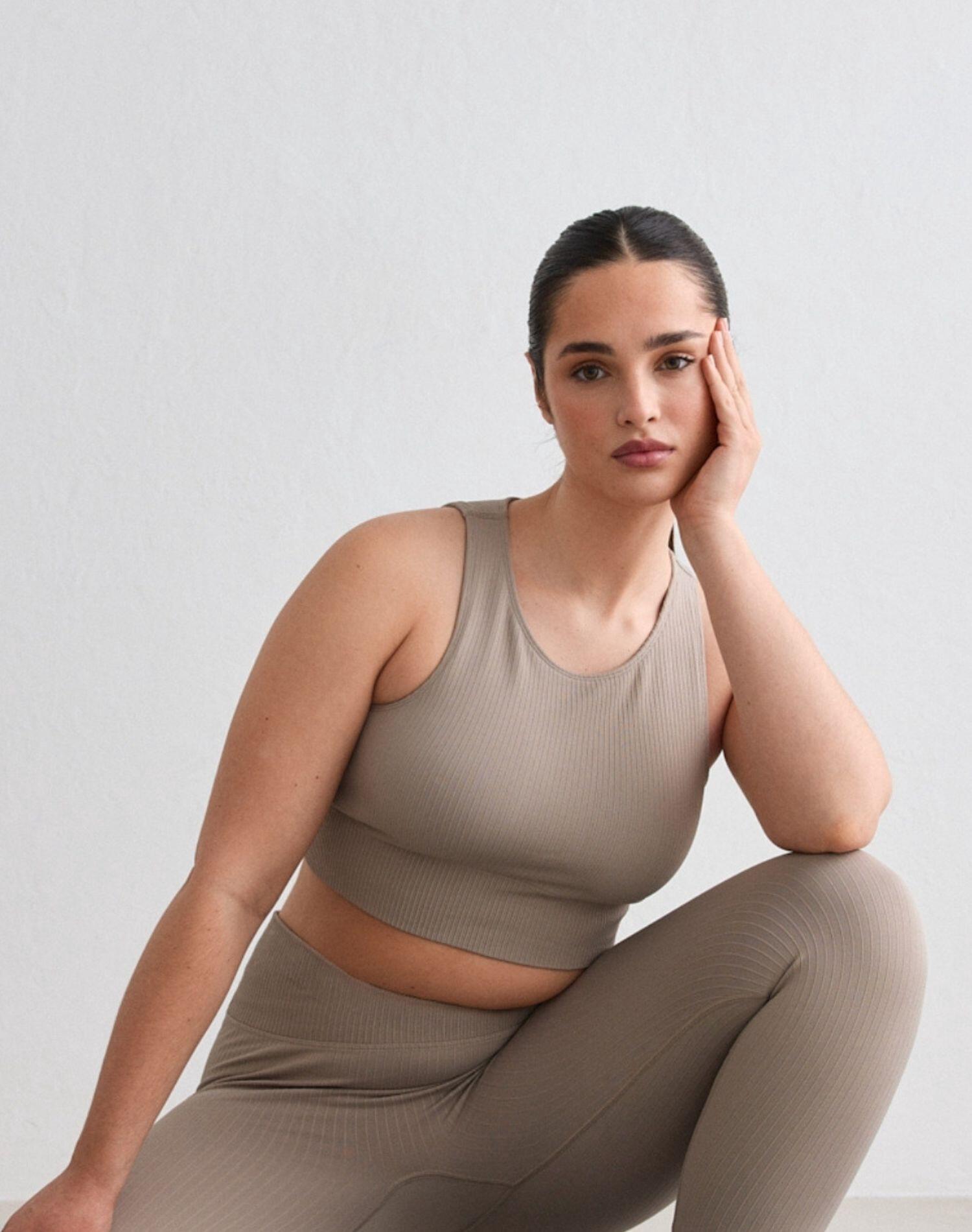 Damski crop top bezszwowy prążkowany średnie wsparcie, wyjmowane wkładki beżowy