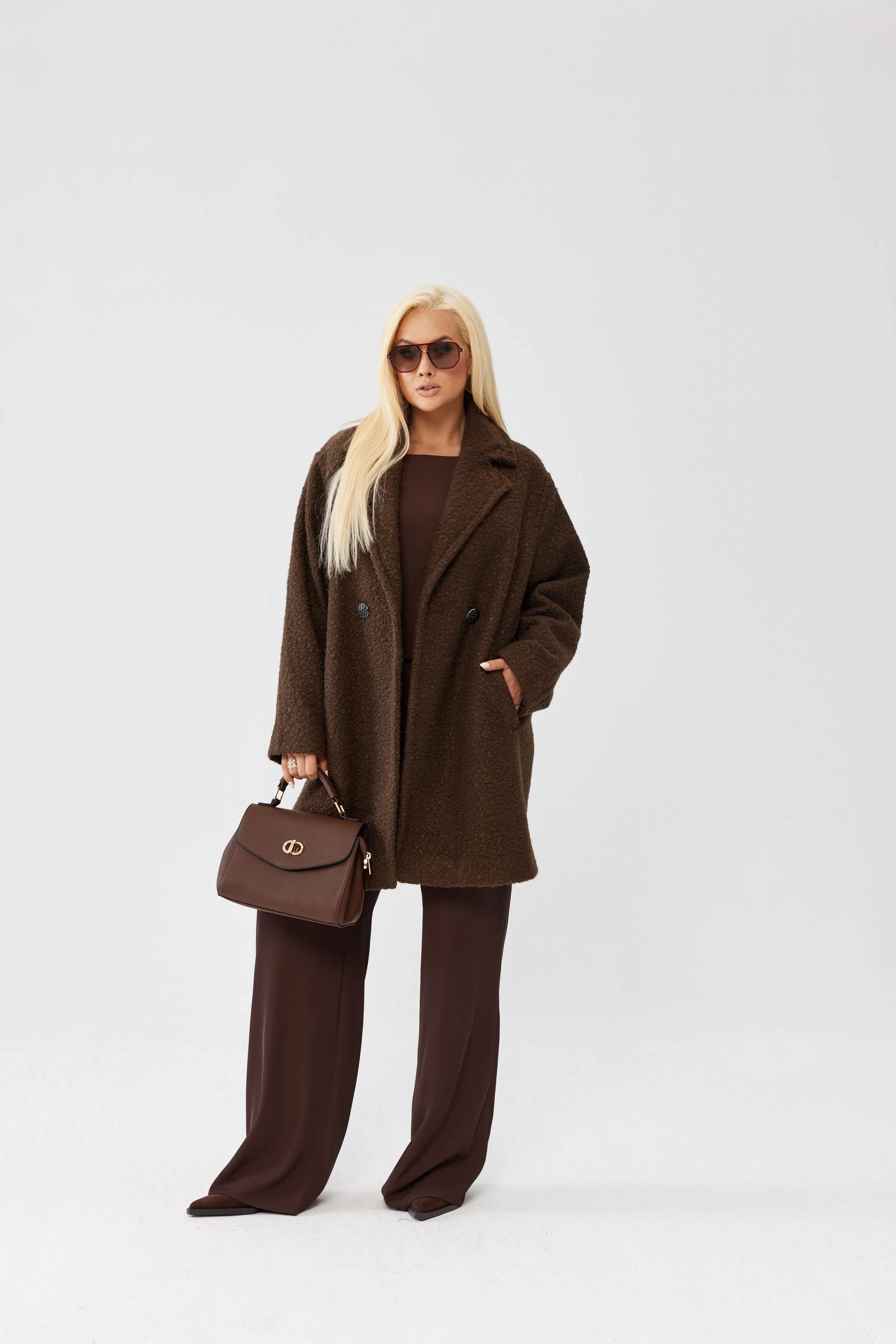 Brązowy damski płaszcz Isabella z tkaniny bukla - elegancja i komfort PLUS SIZE XXL OVERSIZE