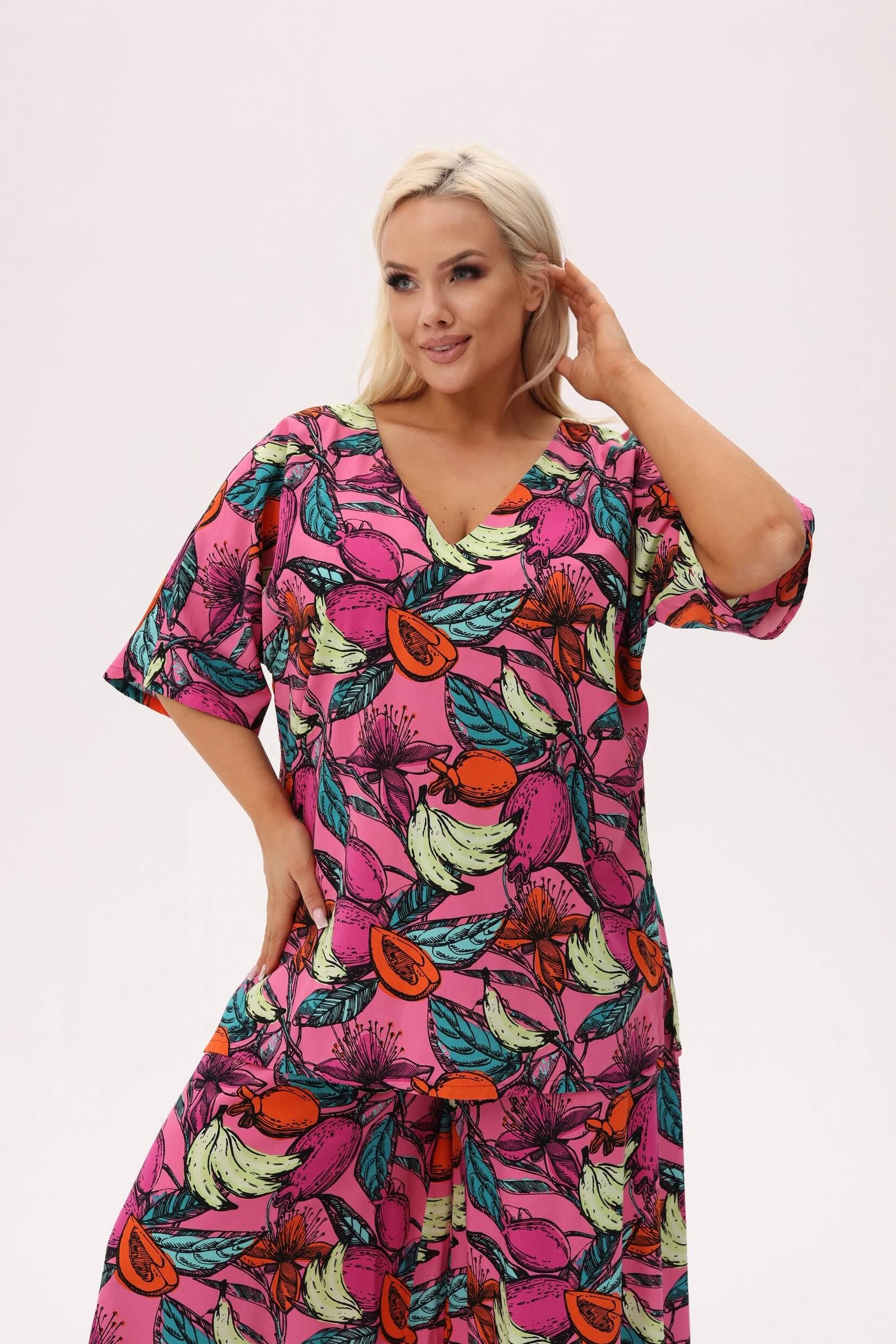 Różowa bluzka Tropica Owocowa Fiesta z dekoltem V PLUS SIZE XXL OVERSIZE