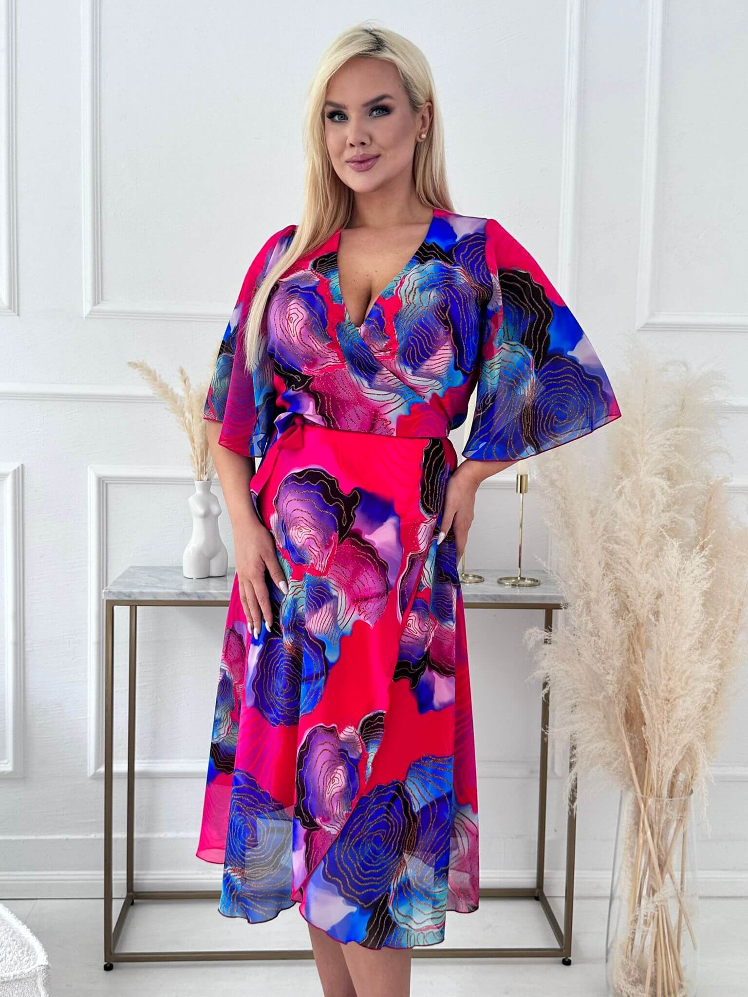 Sukienka Koralowa elegancka sukienka Sarita w wielokolorowy print o kopertowym kroju na wesele XXL OVERSIZE LATO