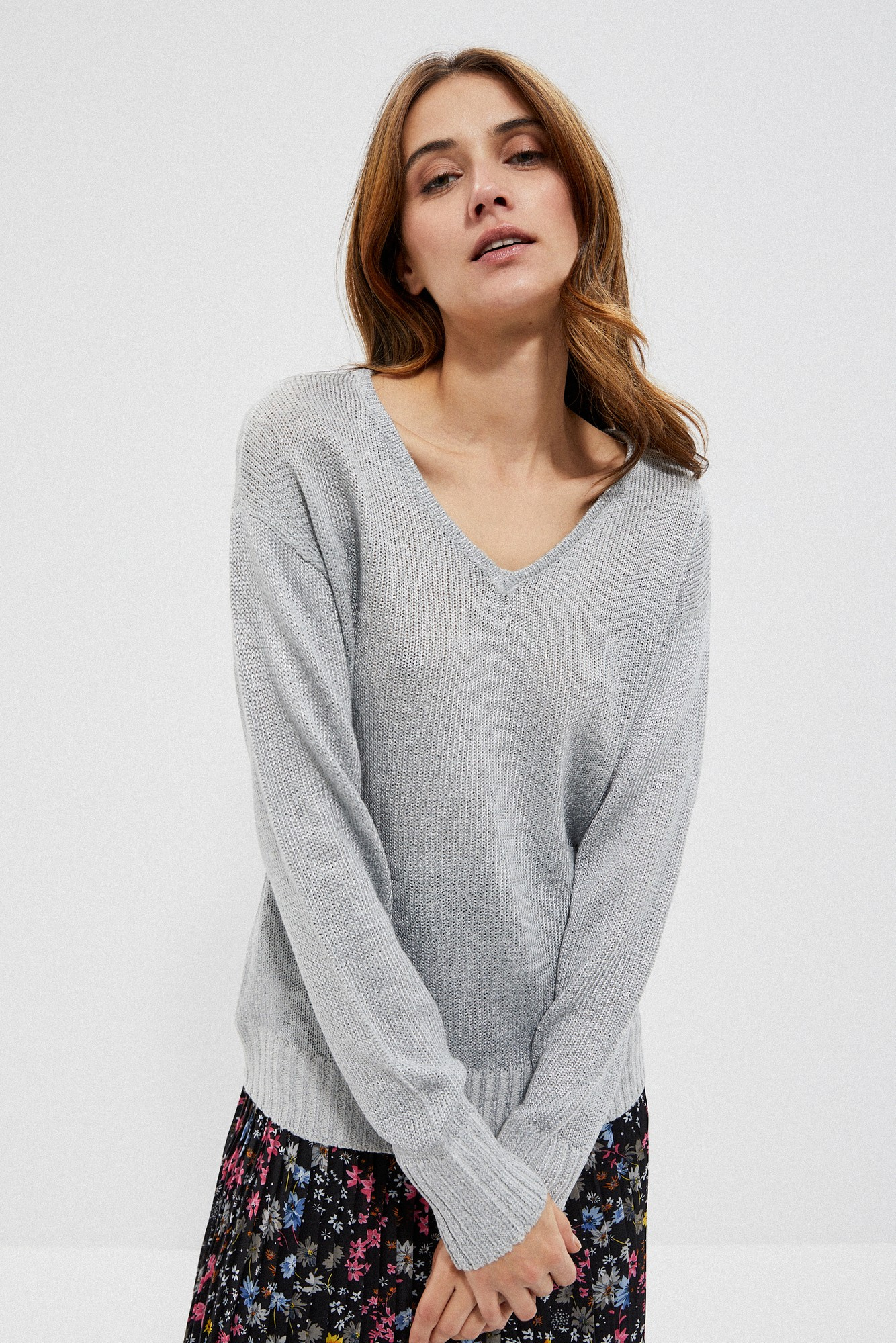 Sweter z dekoltem na plecach srebrny