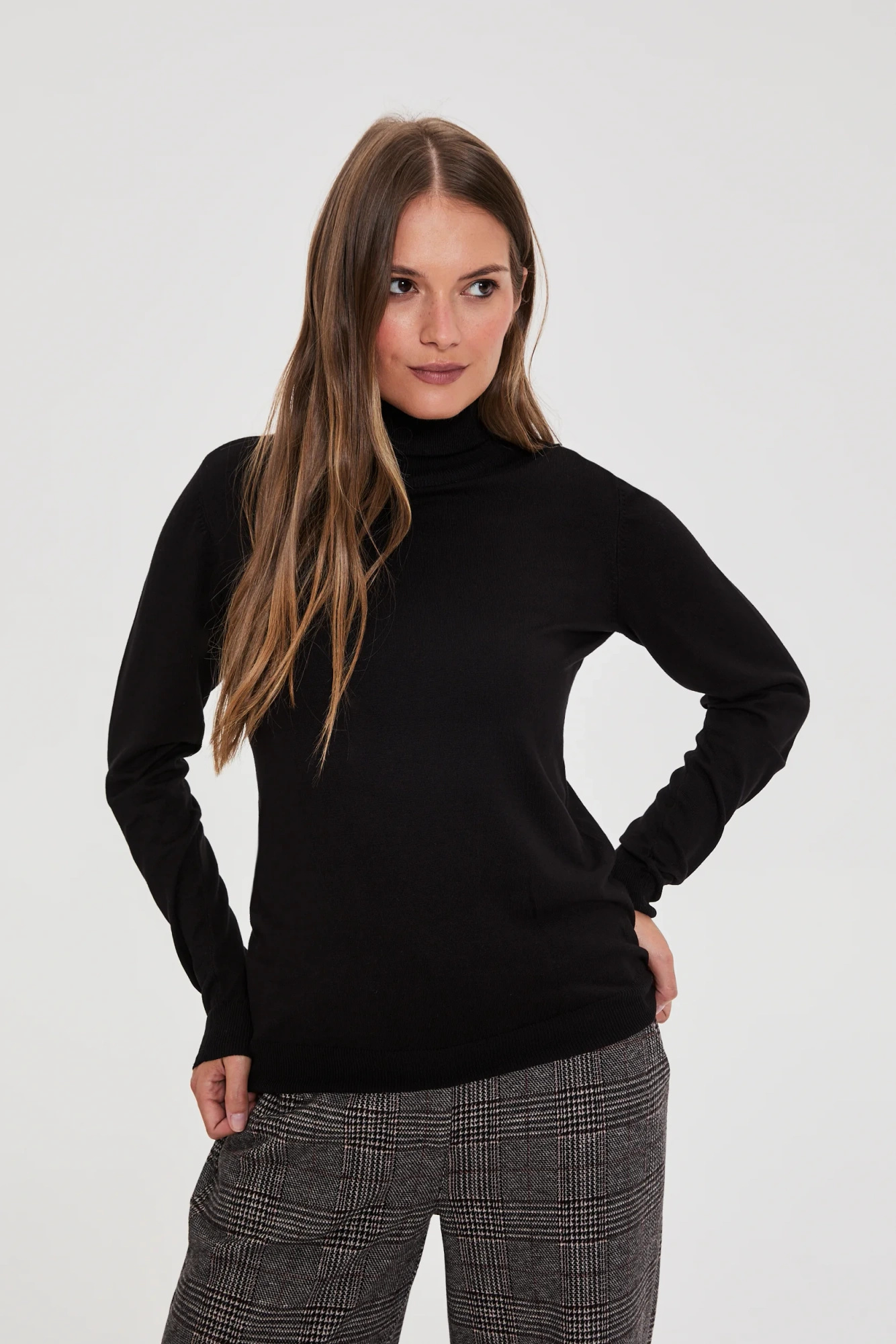 Sweter z golfem czarny