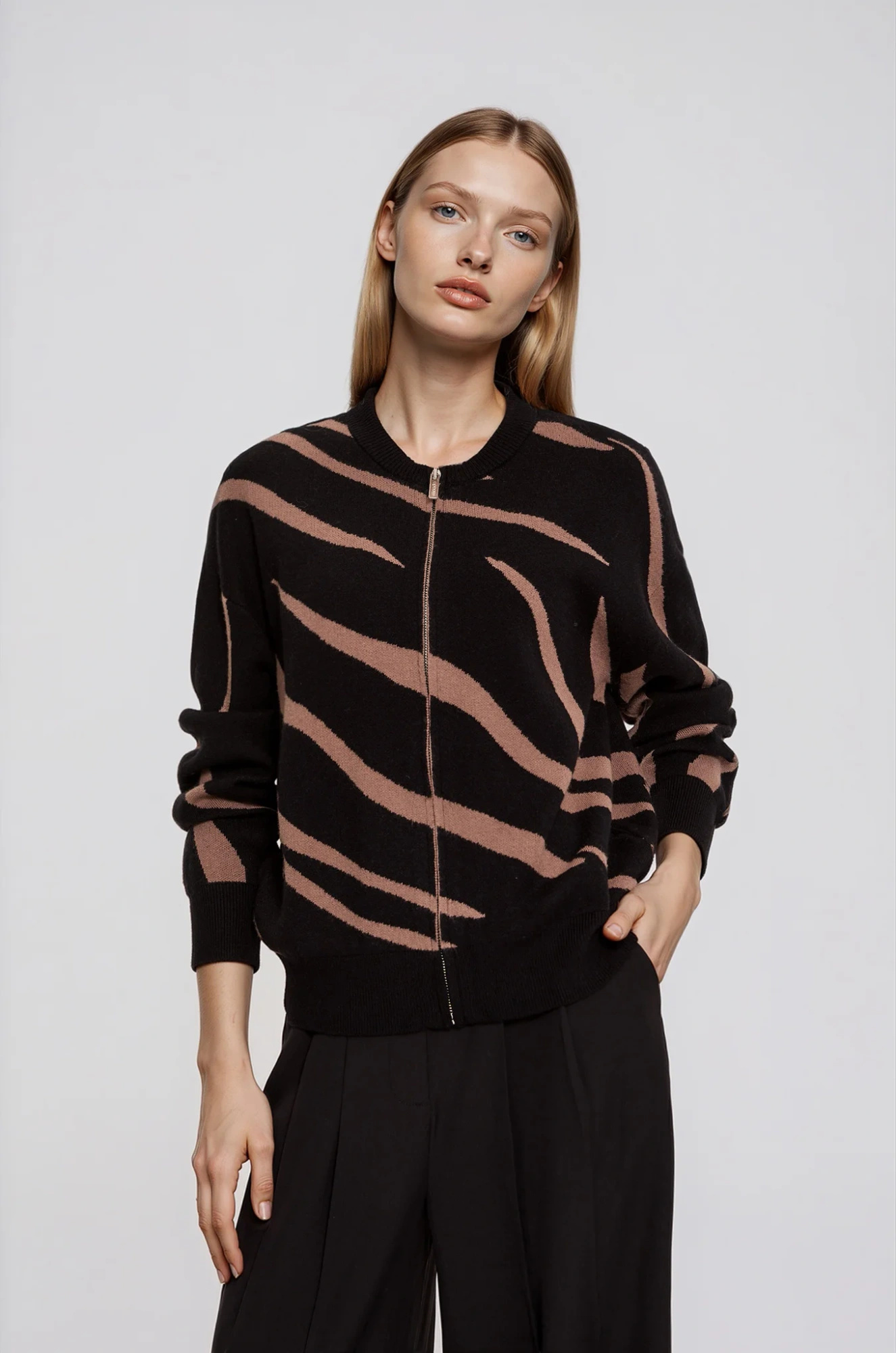 Sweter w zwierzęcy wzór czarny