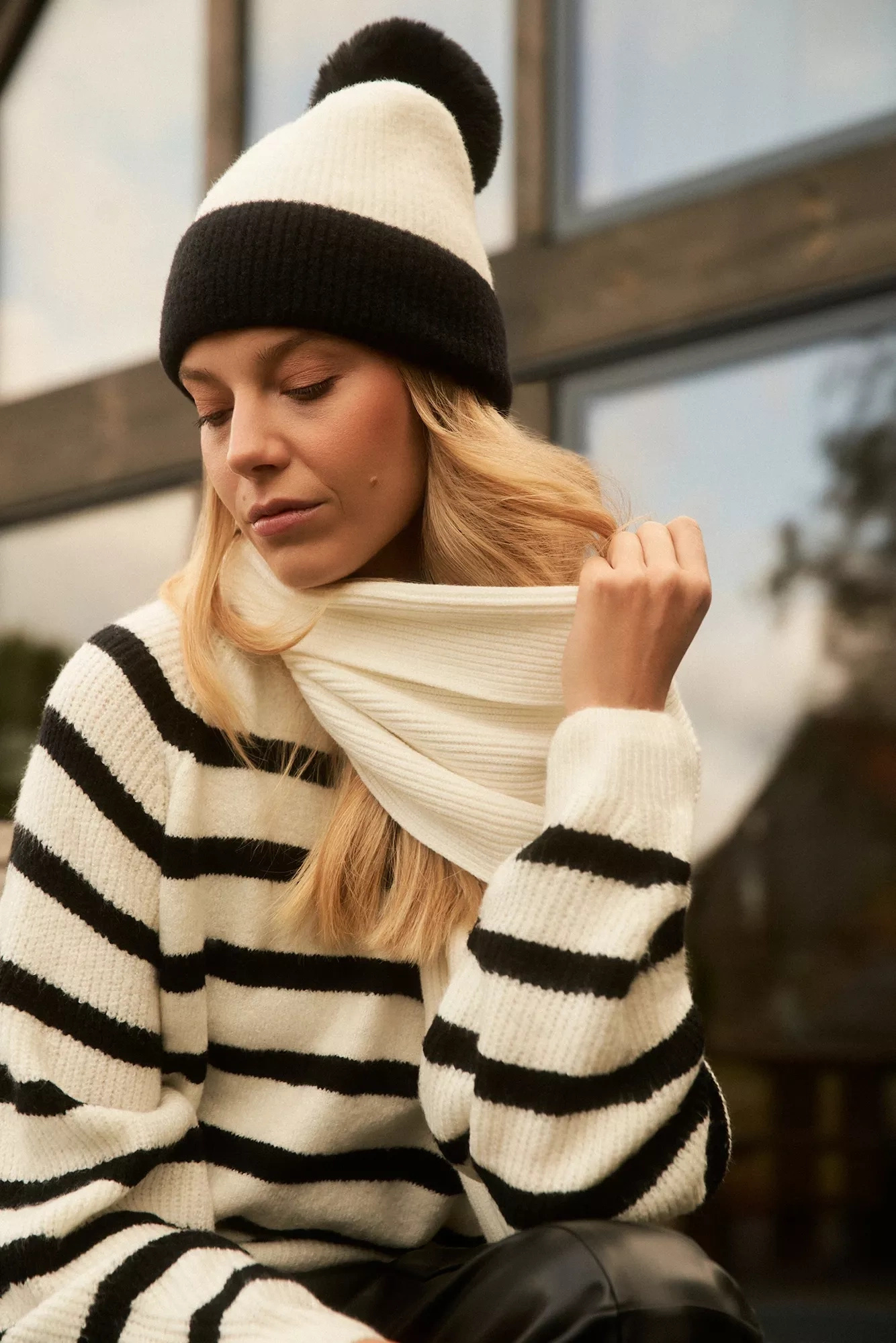 Sweter w paski z okrągłym dekoltem perłowo-czarny