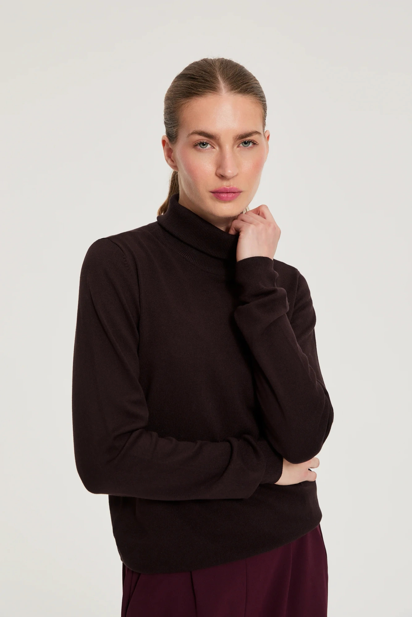 Sweter z golfem brązowy