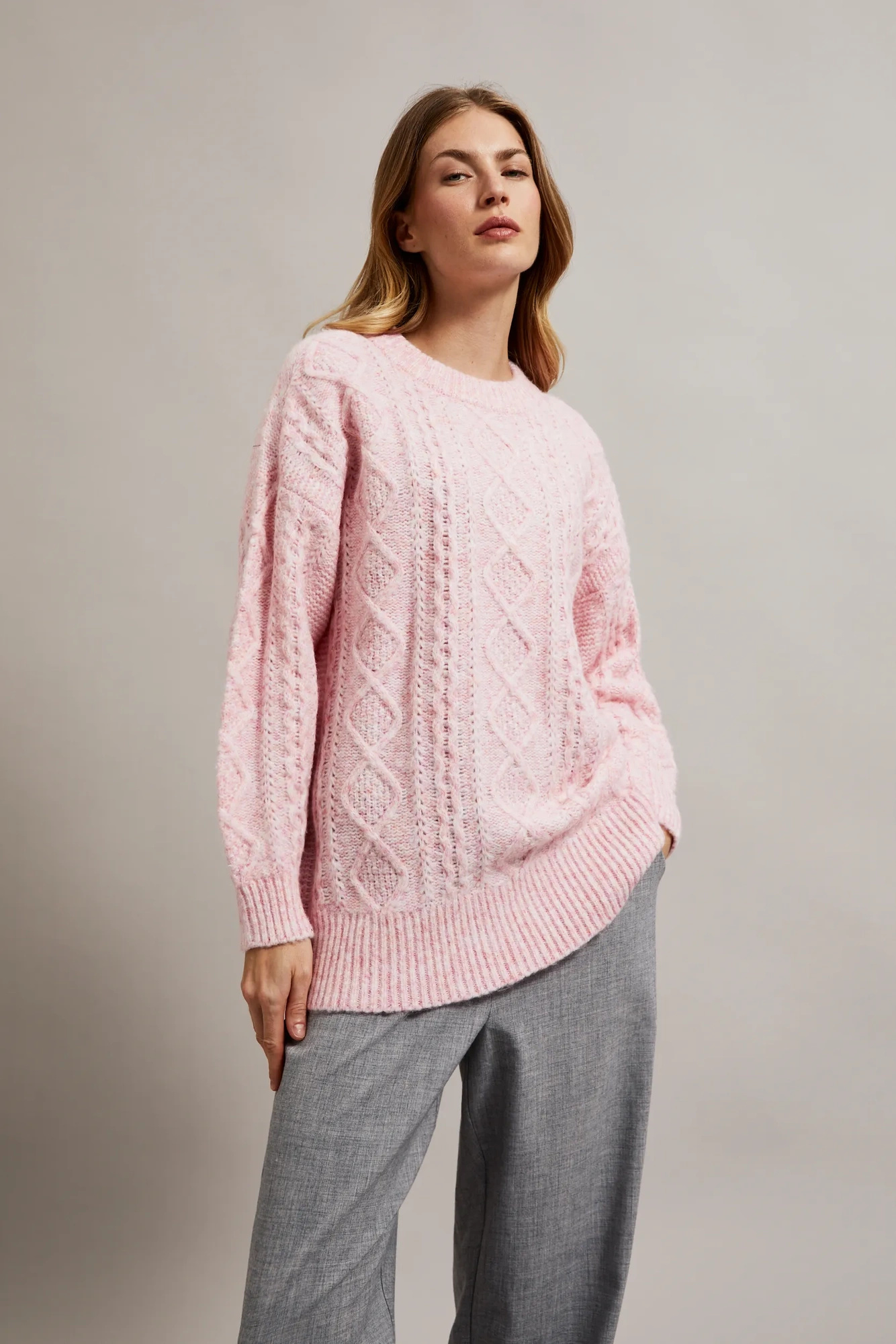 Sweter o luźnym fasonie różowy