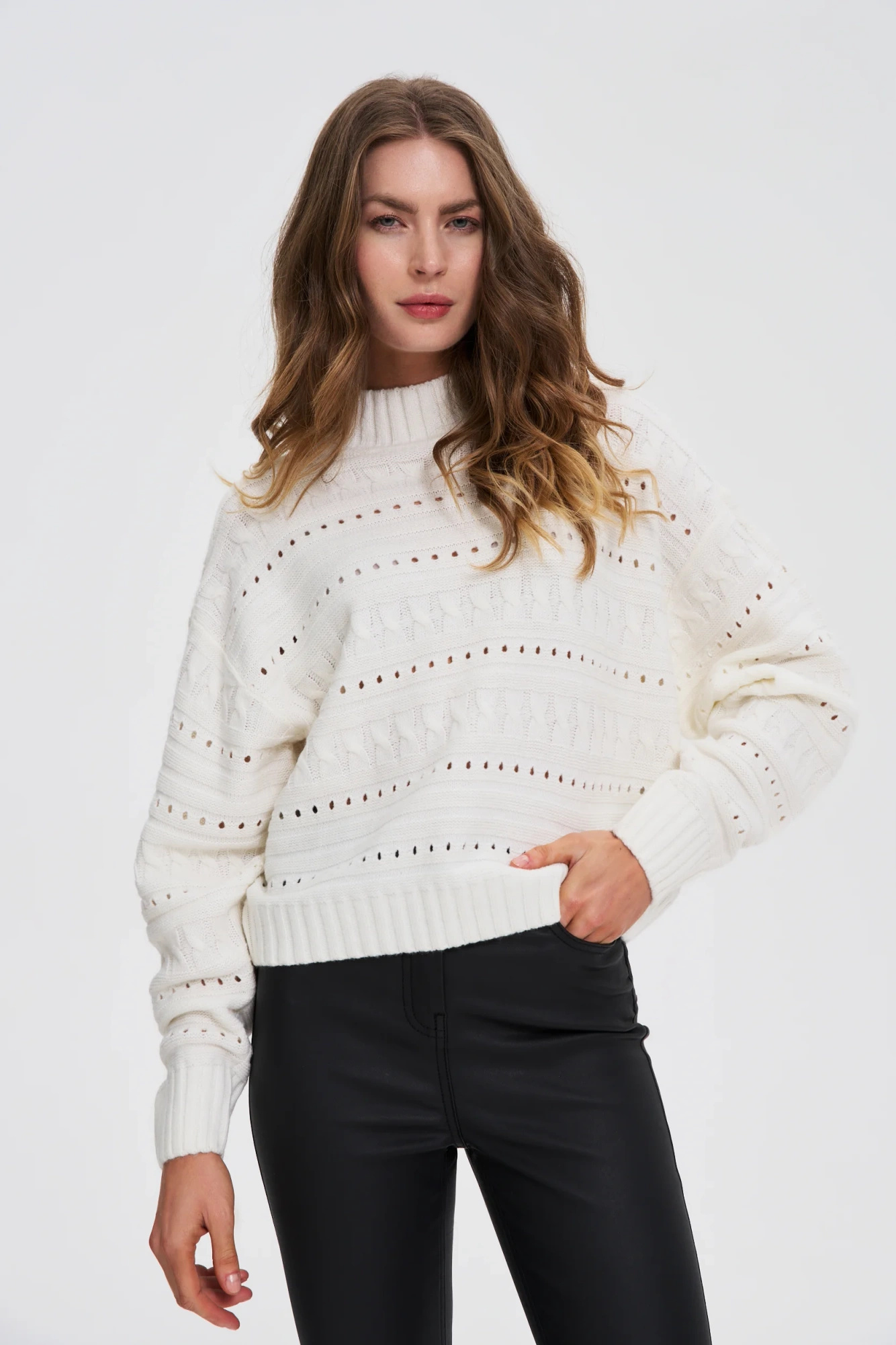 Sweter z golfem biały