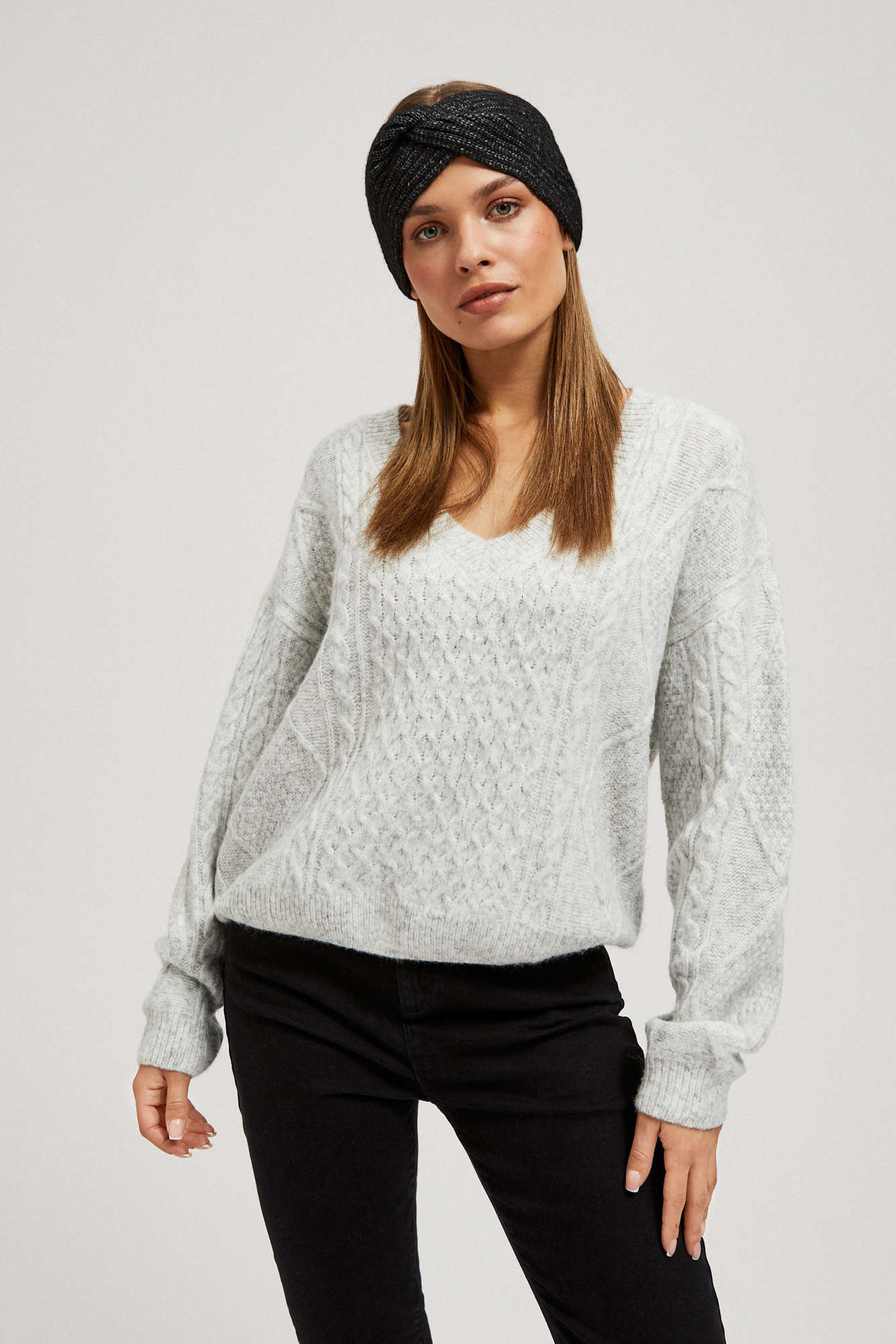 Sweter z dekoltem w serek szary