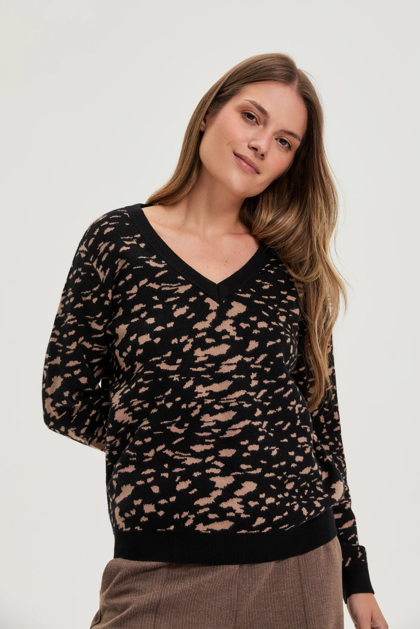 Sweter o prostym fasonie czarny