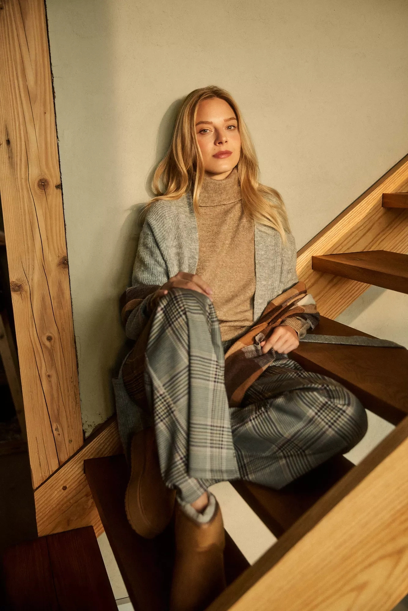 Sweter z golfem beżowy