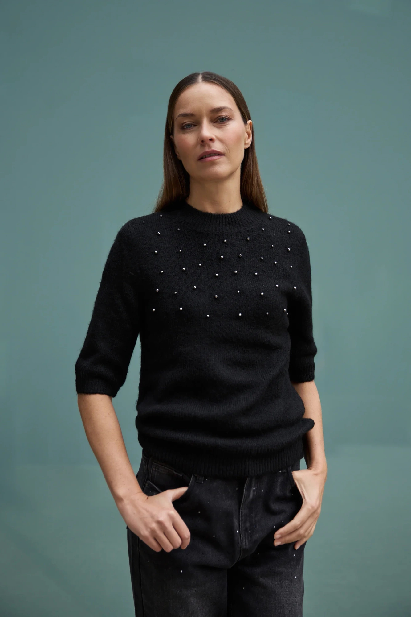Sweter ozdobiony koralikami czarny
