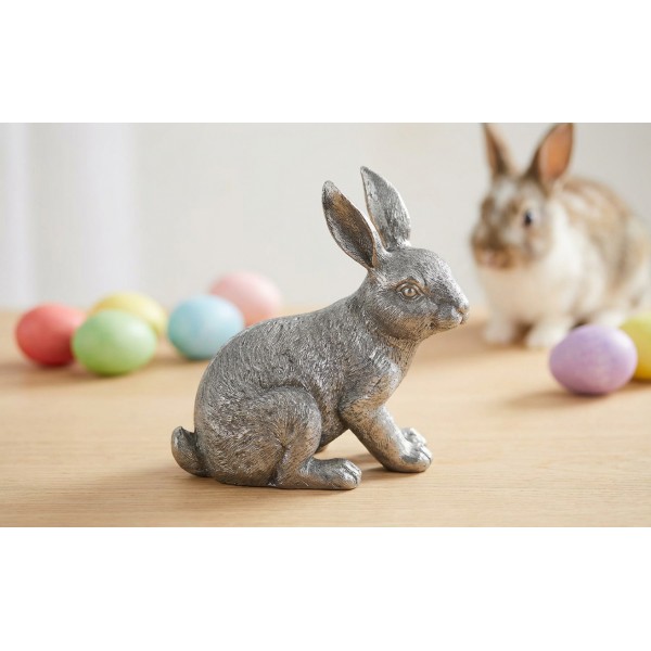 Srebrny zając patrzący na bok