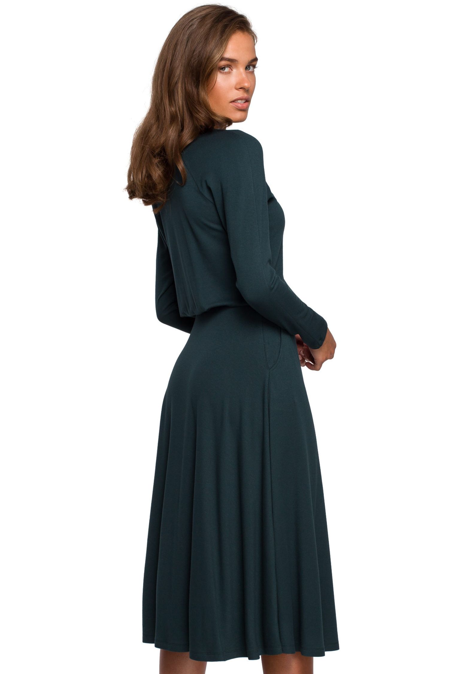 Opis: Sukienka rozkloszowana klasyczna z gumą w pasie zielona wiskoza.