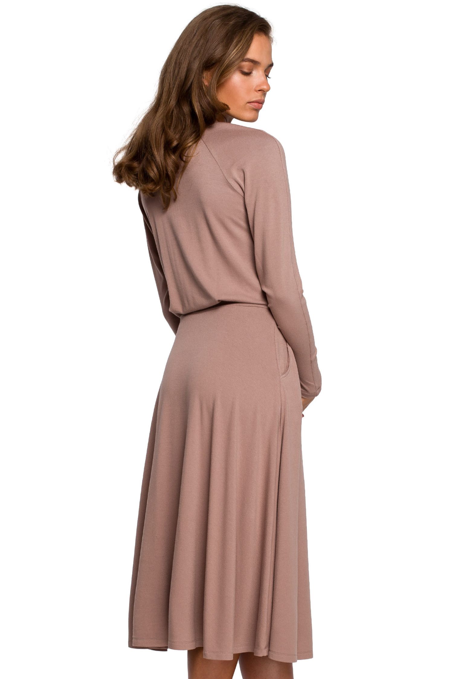 Opis: Sukienka rozkloszowana klasyczna z gumą w pasie beżowa wiskoza.