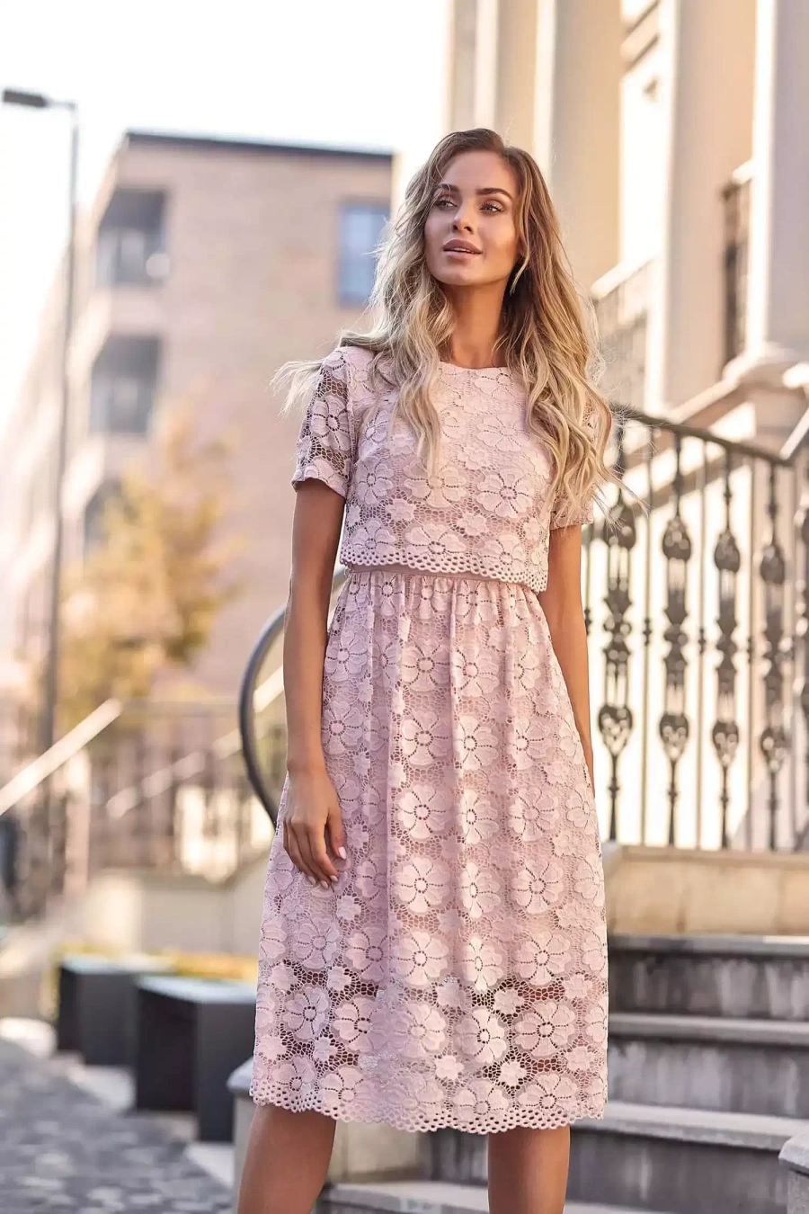 Sukienka na wesele koronkowa lekko rozkloszowana pudrowy róż