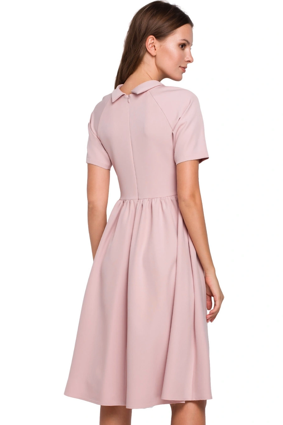 Sukienka Elegancka rozkloszowana sukienka z wywiniętą stójką różowa