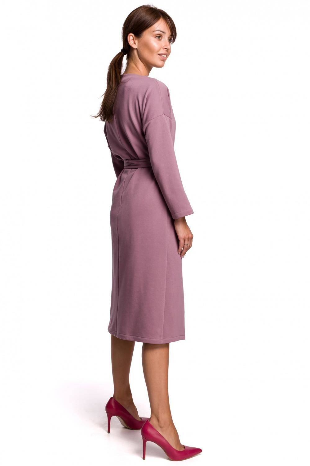 Opis: Bawełniana sukienka dzianinowa z paskiem asymetryczny dekolt fioletowa.