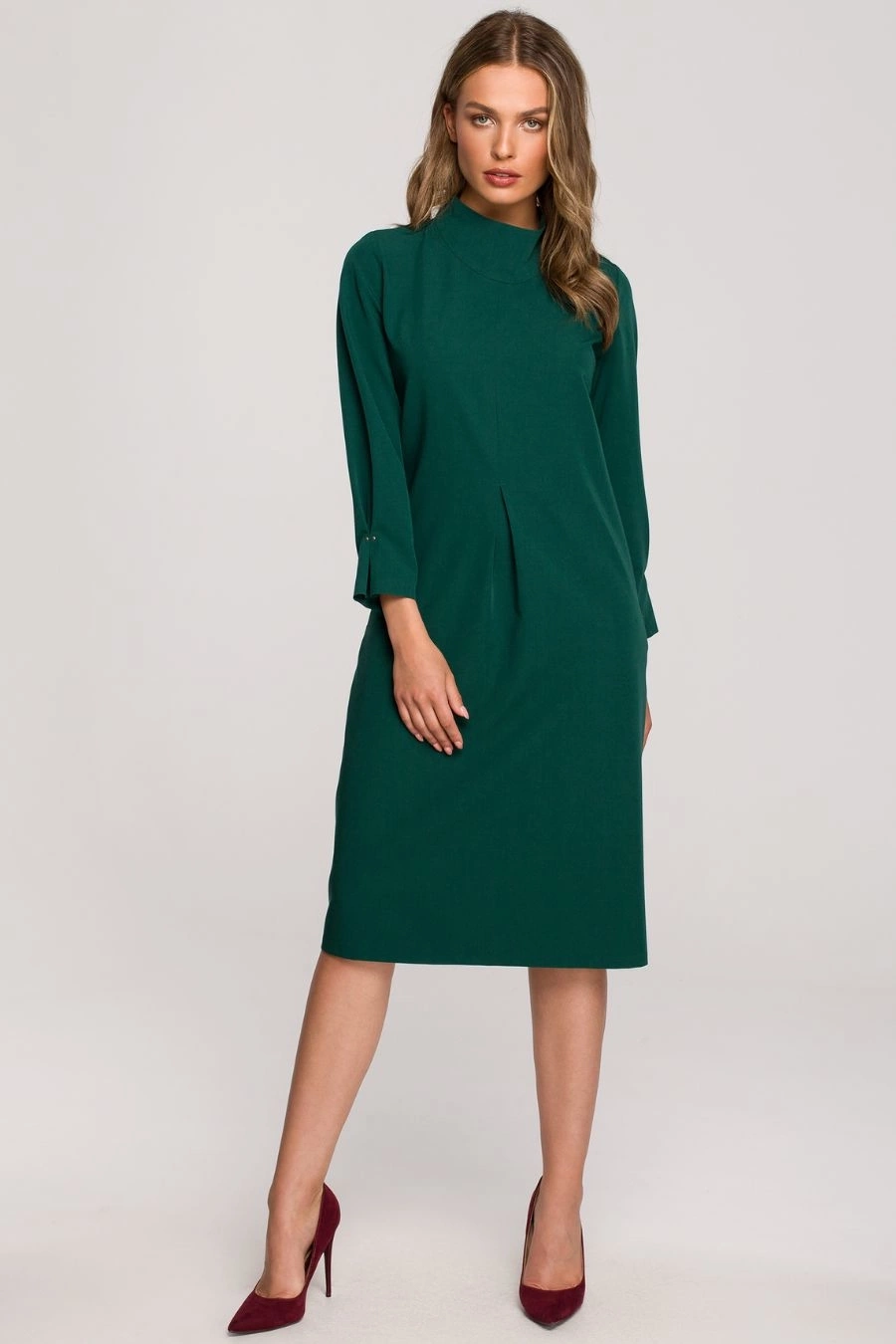 Sukienka elegancka pudełkowa z dekoracyjnymi zaszewkami zielona