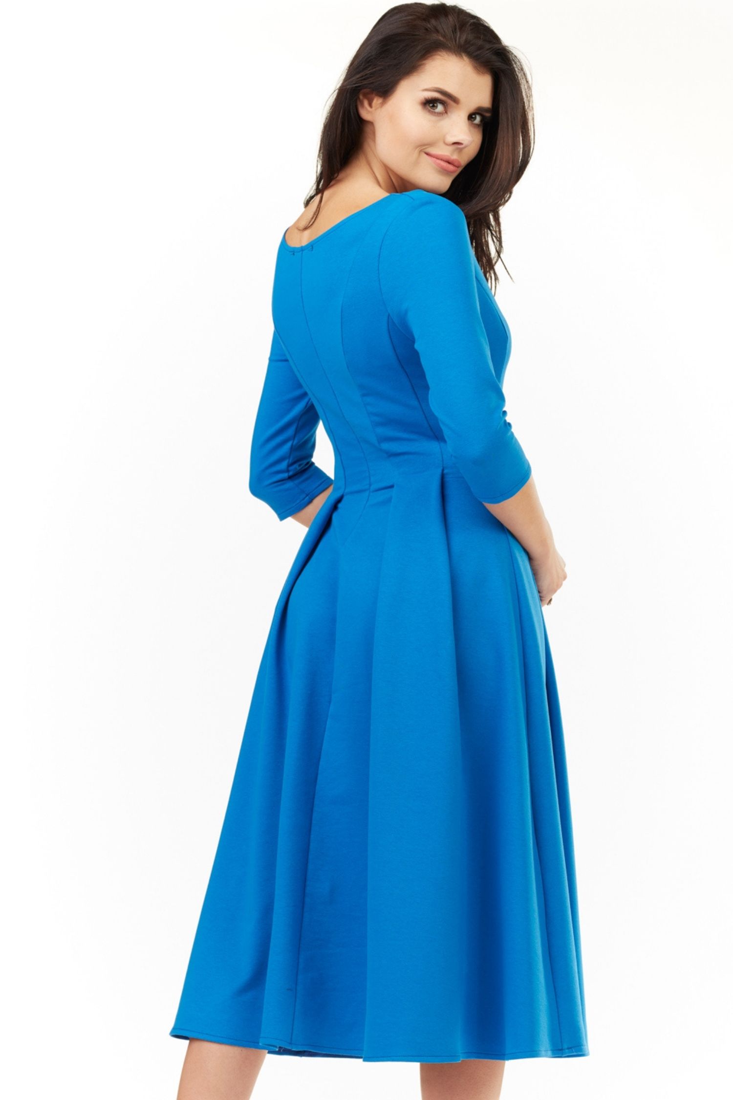 Opis: Bawełniana sukienka rozkloszowana midi z rękawem 3/4 niebieska.