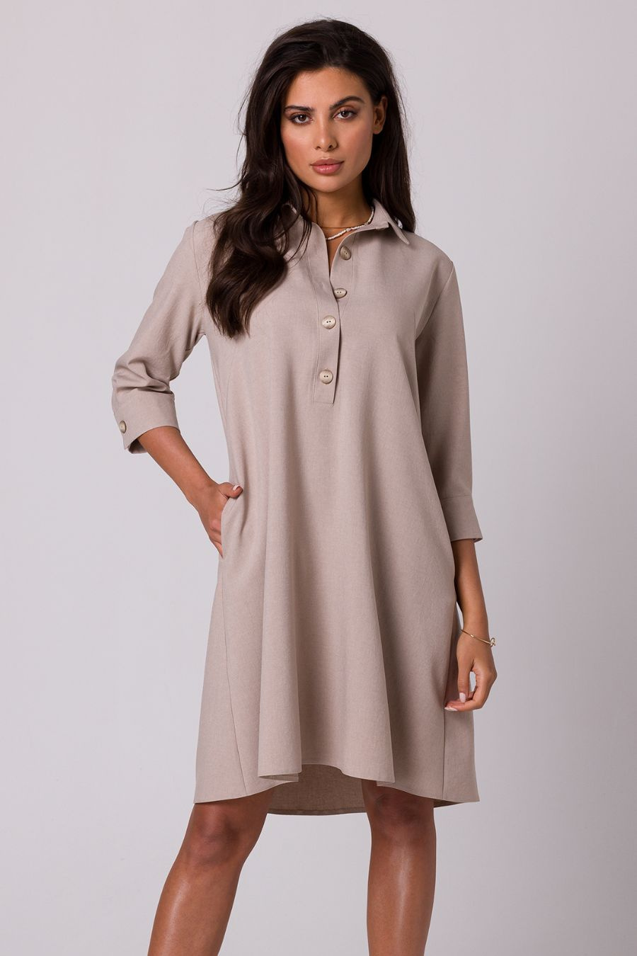 Swobodna sukienka z kołnierzykiem guzikami i kieszeniami beż