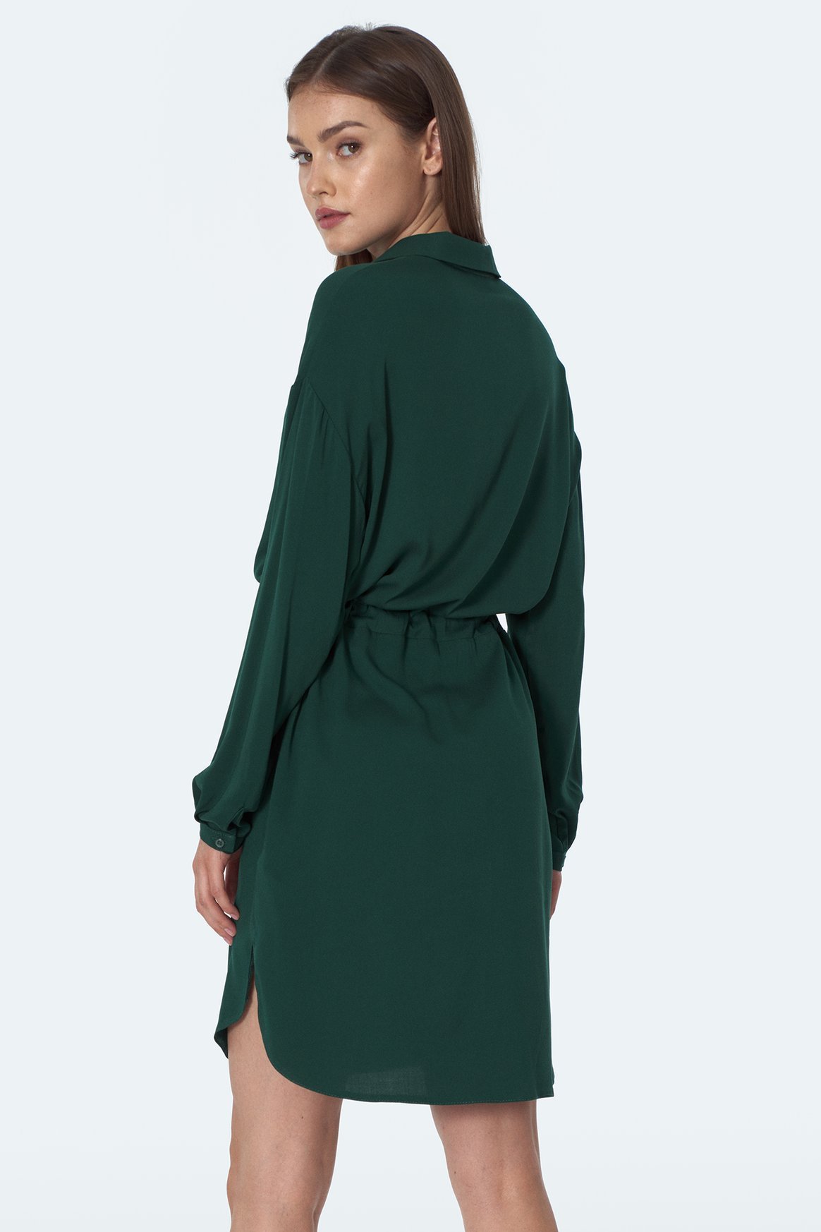 Opis: Sukienka koszulowa szmizjerka z wiązaniem w talii butelkowa zieleń.
