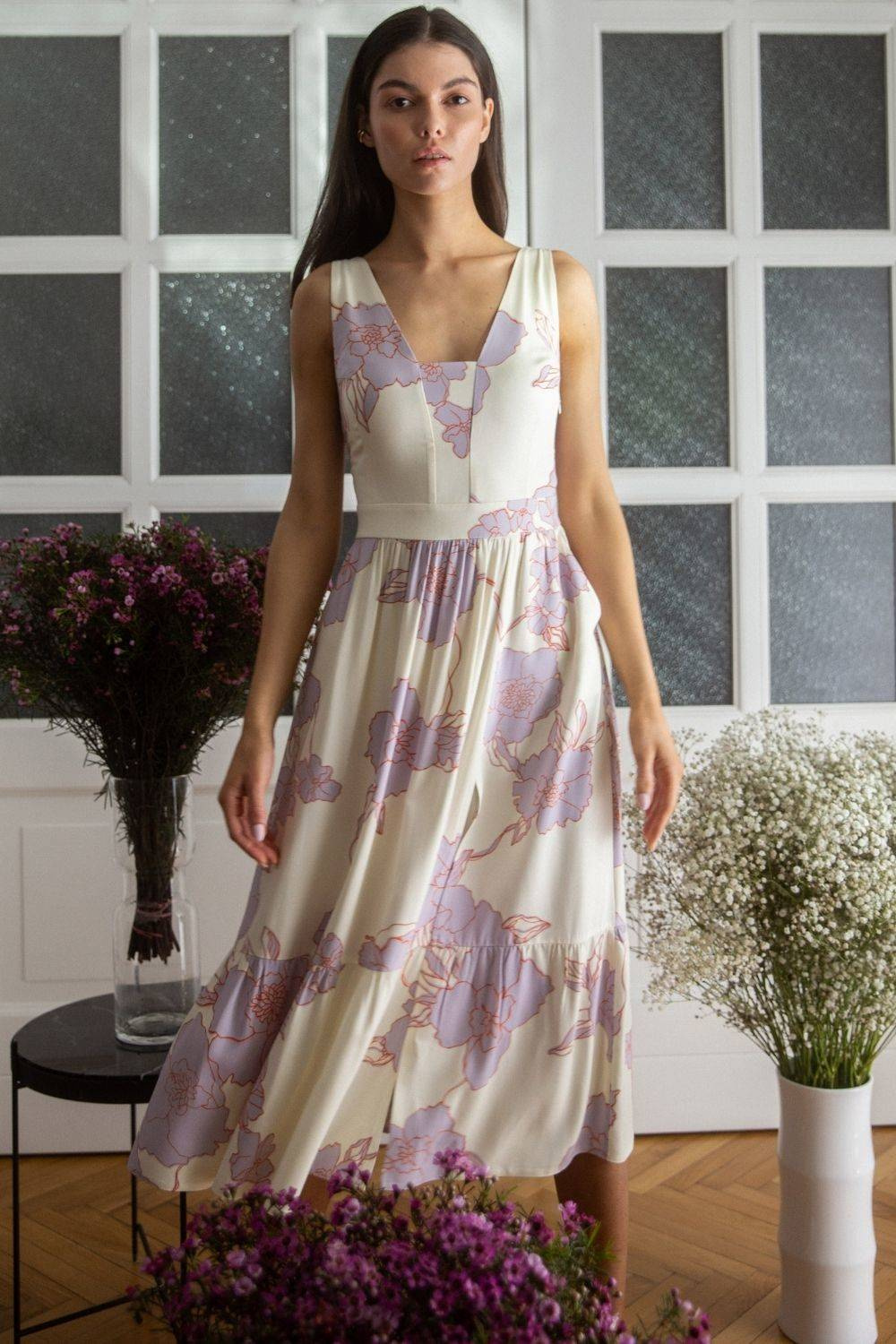 Sukienka Rozkloszowana sukienka na lato w kwiaty kremowa