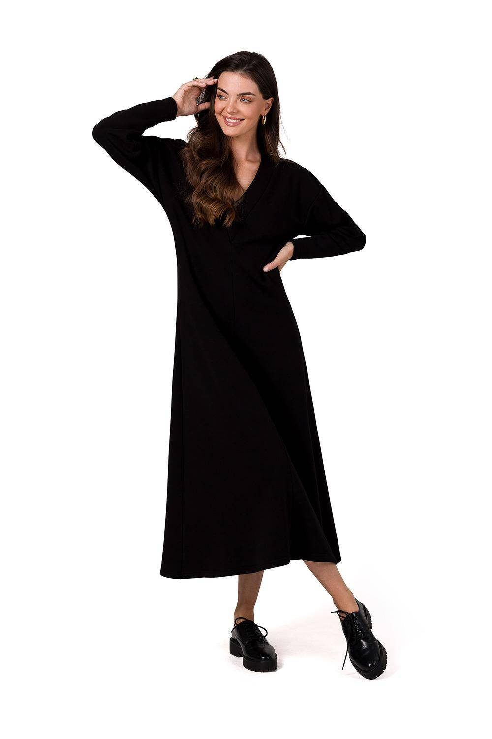 Opis: Długa sukienka dzianinowa z dekoltem V kimonowa czarna.