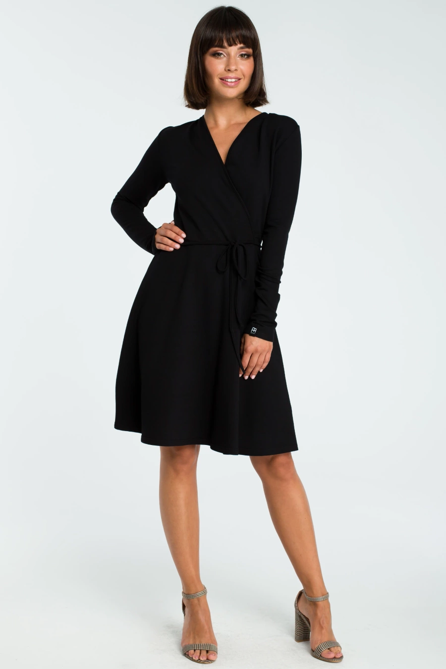 Rozkloszowana kopertowa wiązana sukienka czarna