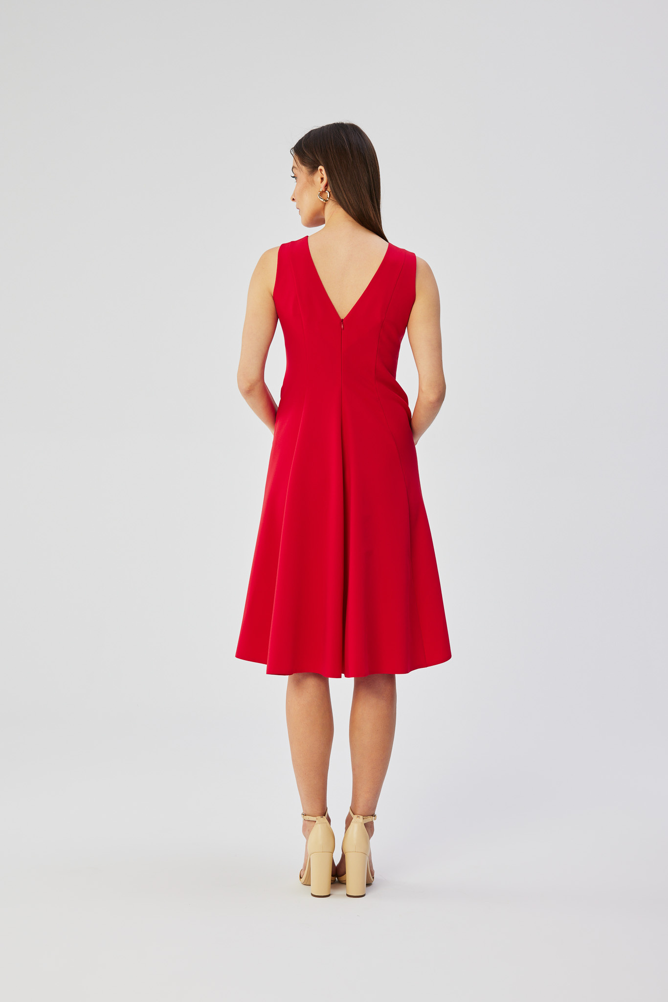 Opis: Elegancka rozkloszowana sukienka koktajlowa czerwona.