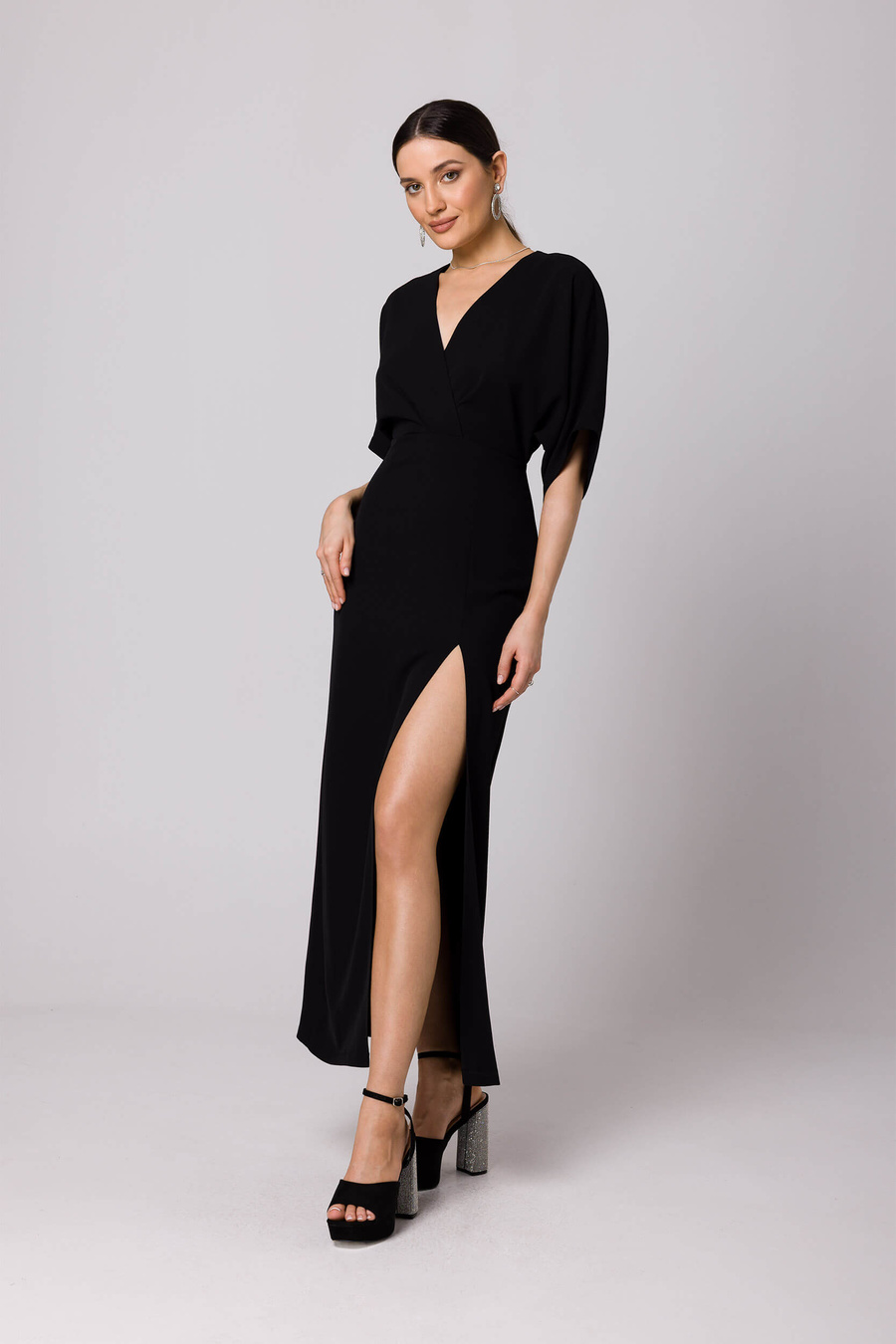 Długa sukienka z dekoltem V i rozcięciem kimonowa czarna