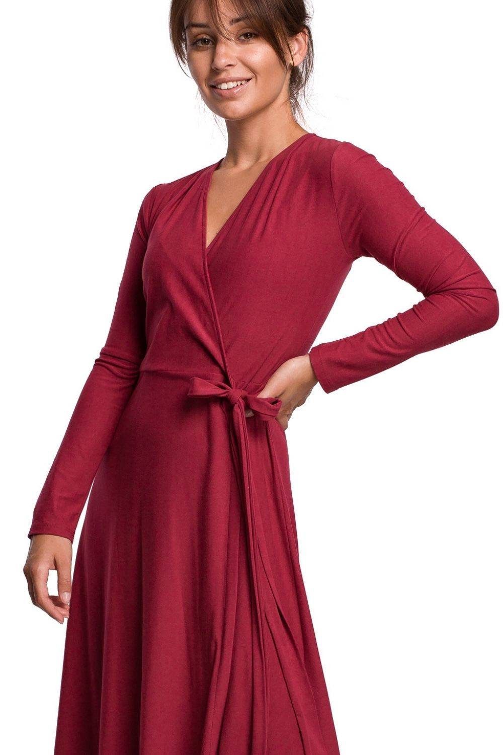 Opis: Kopertowa sukienka rozkloszowana midi z wiązaniem w pasie czerwona.