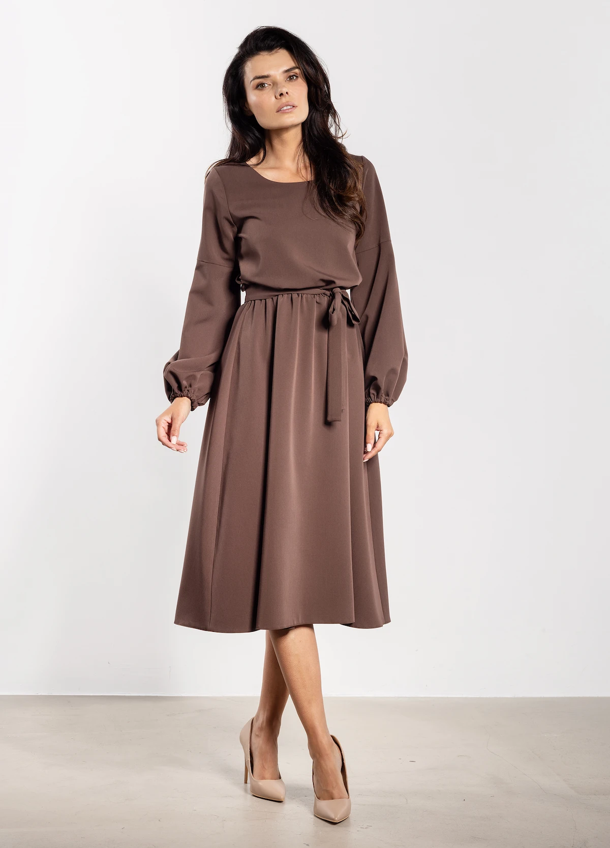 Elegancka sukienka rozkloszowana z długim rękawem brązowa