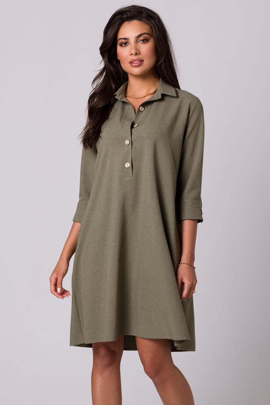 Swobodna sukienka z kołnierzykiem guzikami i kieszeniami oliwka